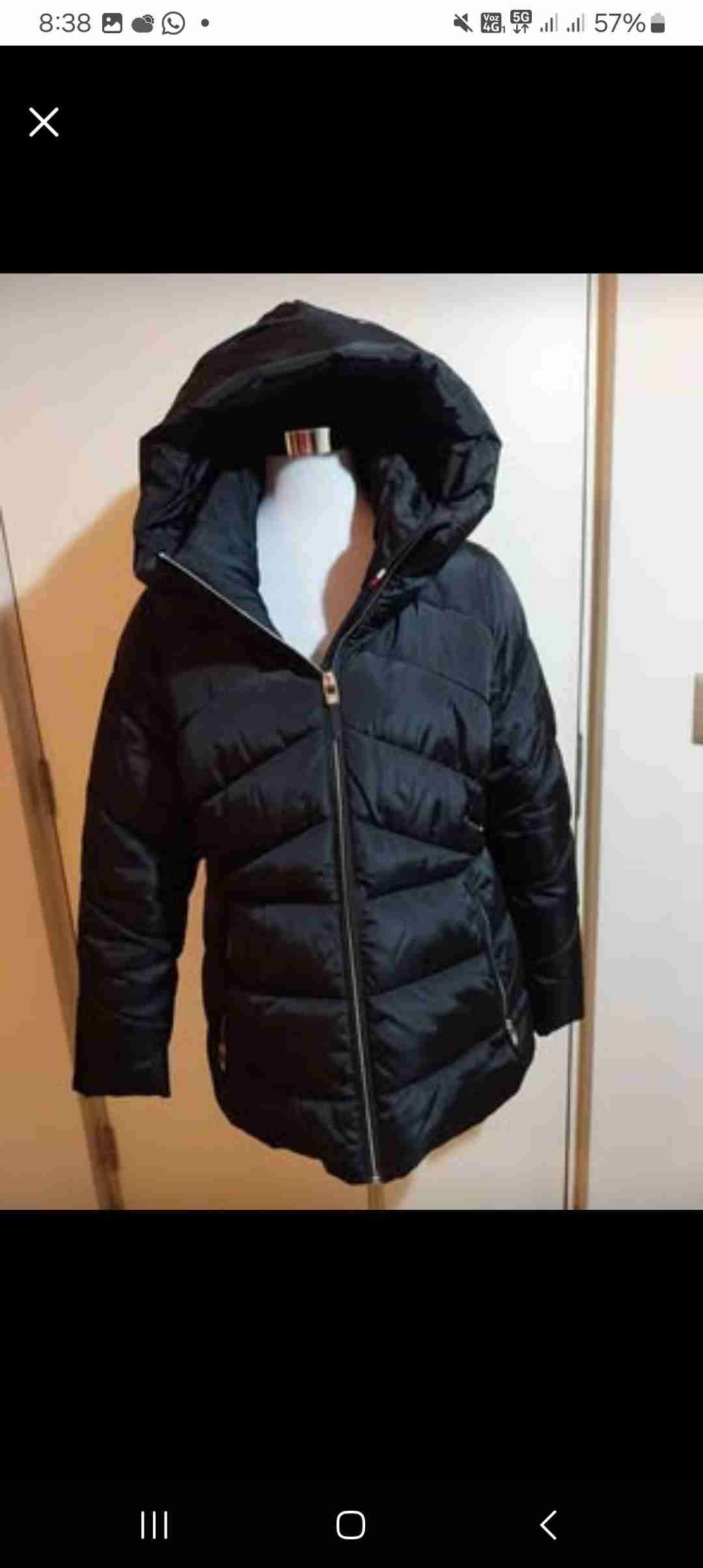 Parka negra acolchada con capucha