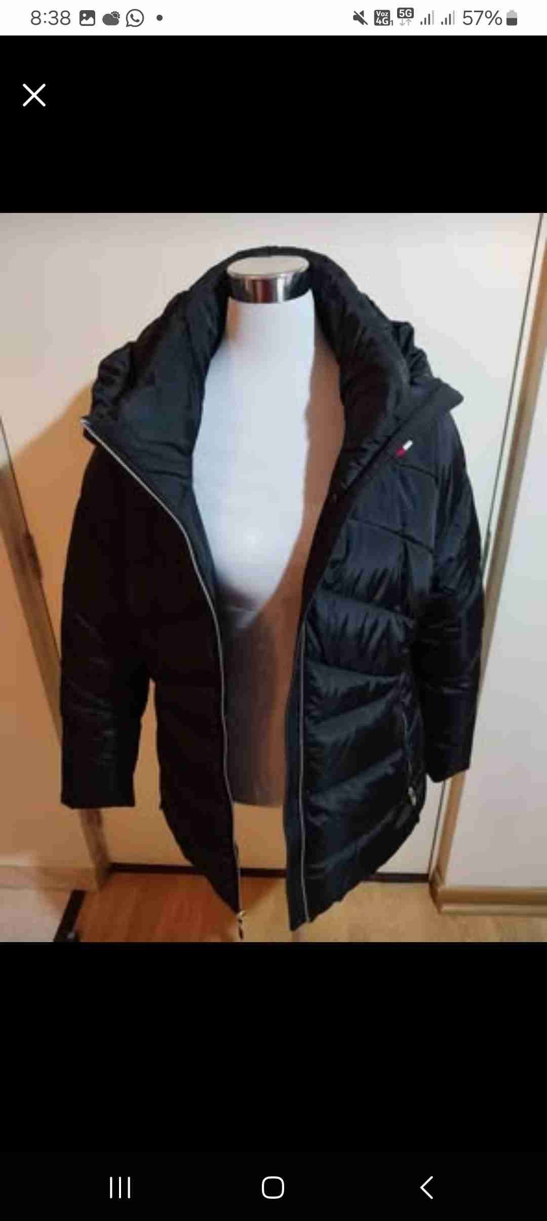 Parka negra acolchada con capucha - miniatura 3