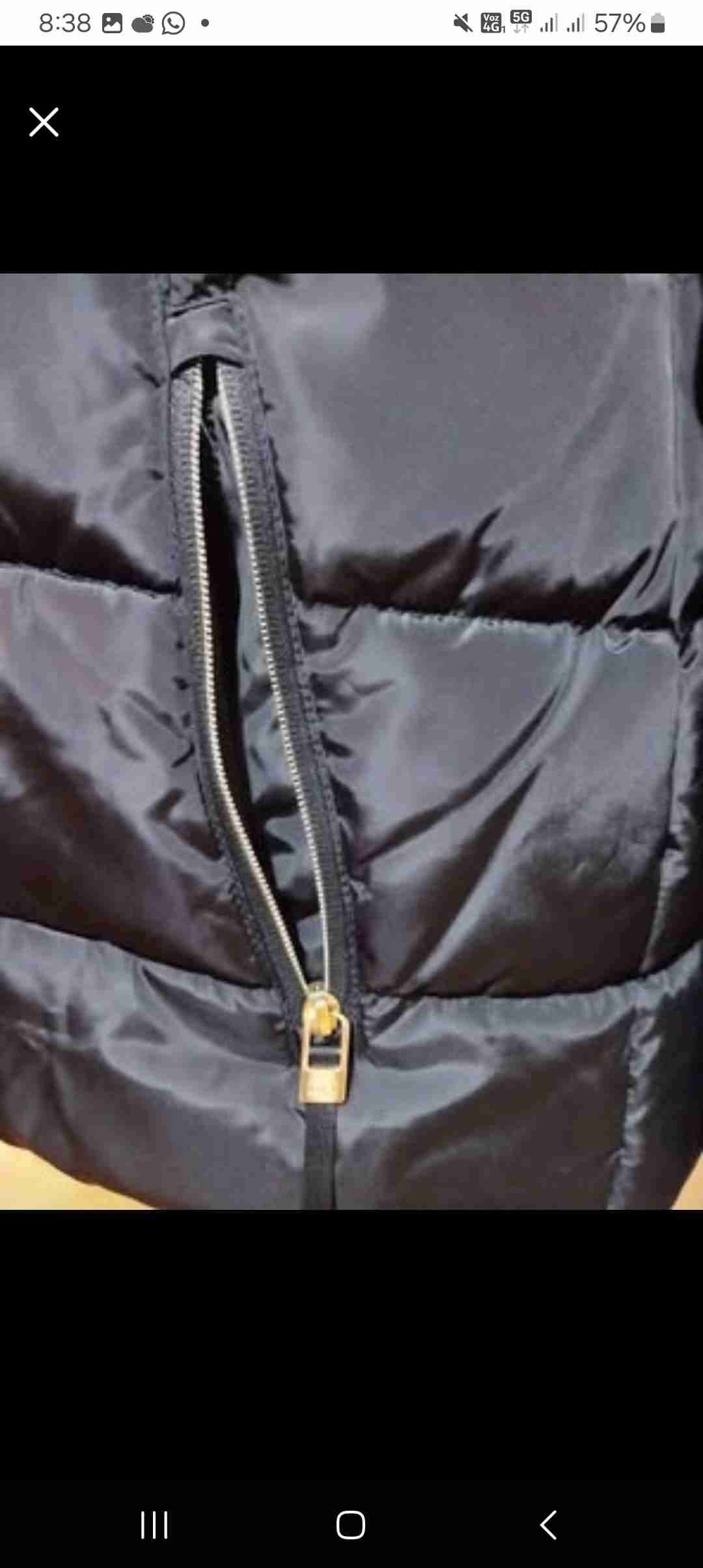Parka negra acolchada con capucha - miniatura 4