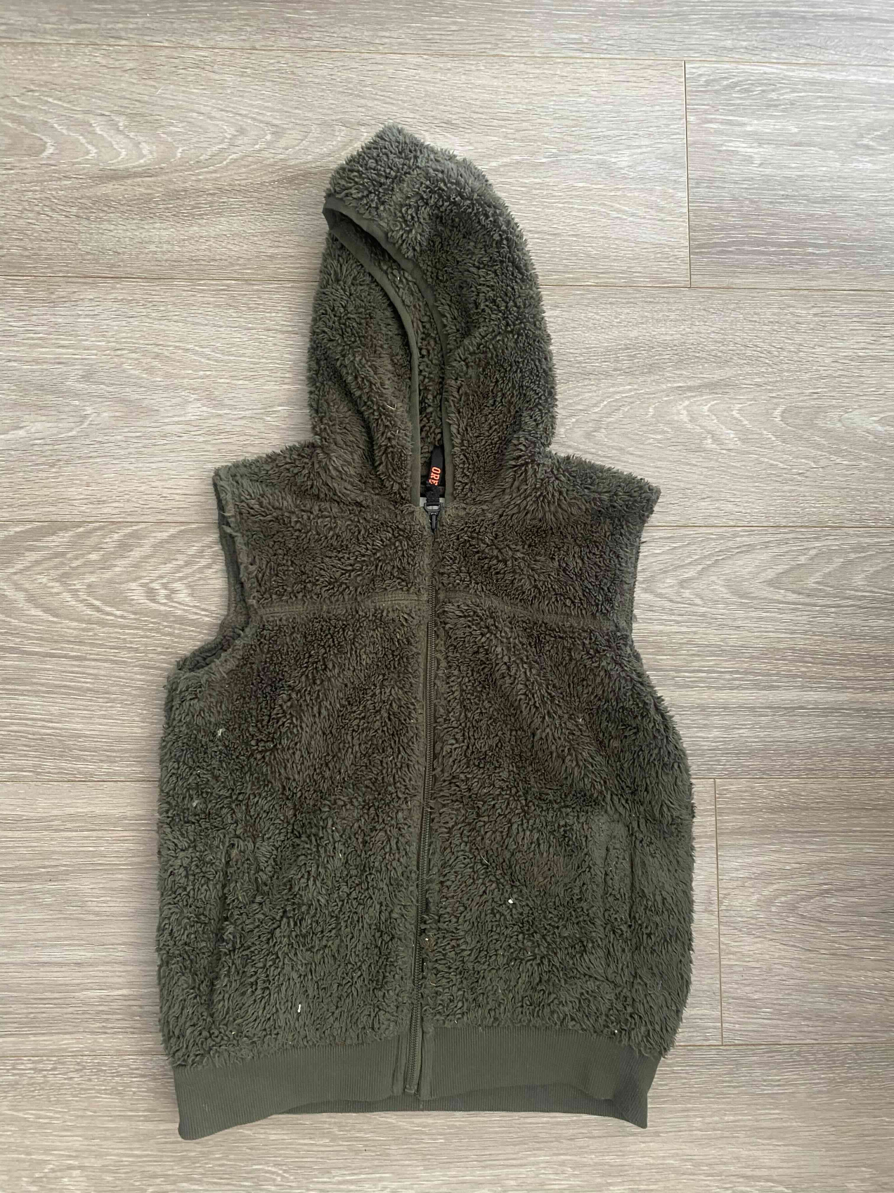 Chaleco polar con capucha verde