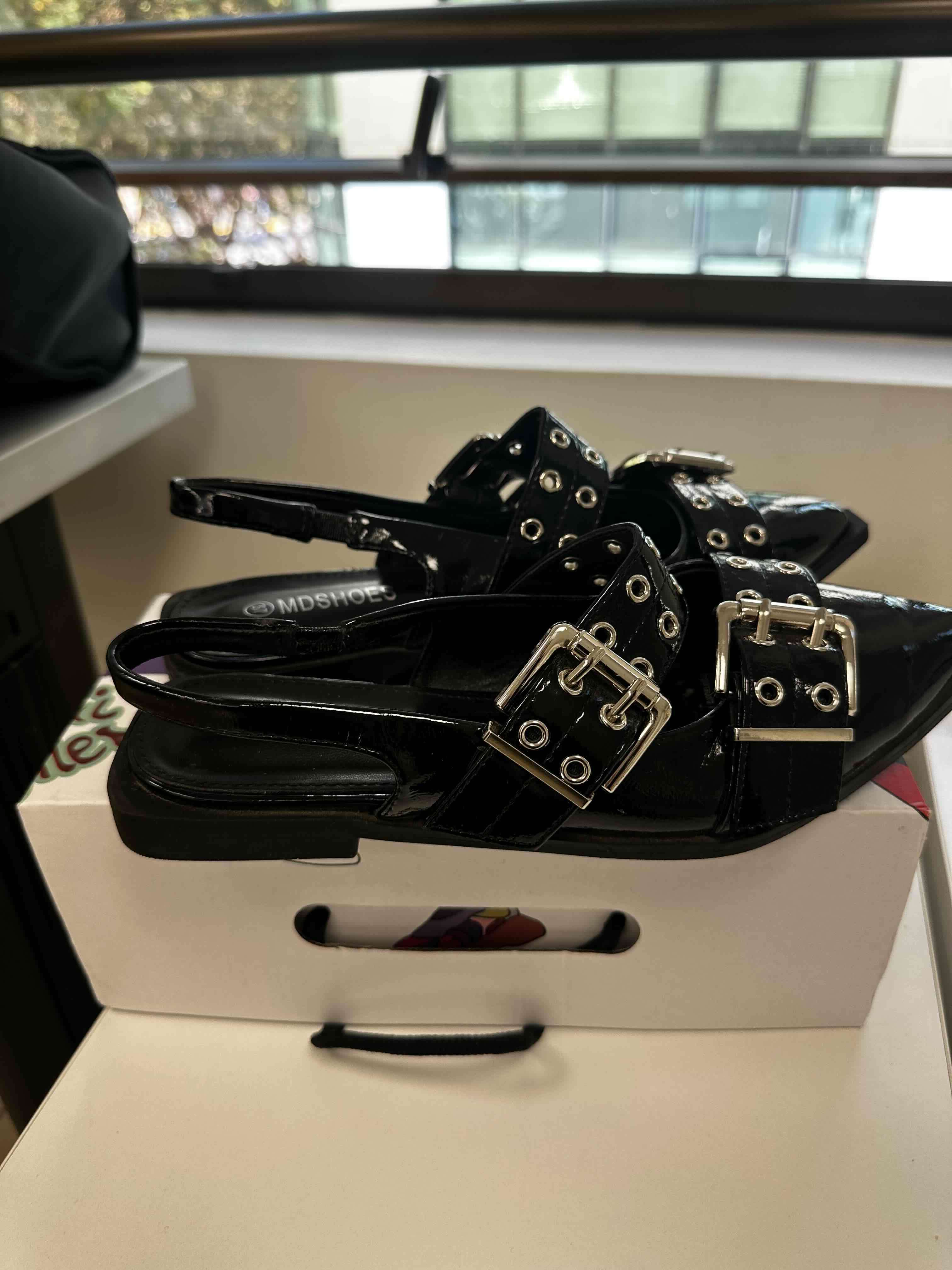 Zapatos negros con hebillas