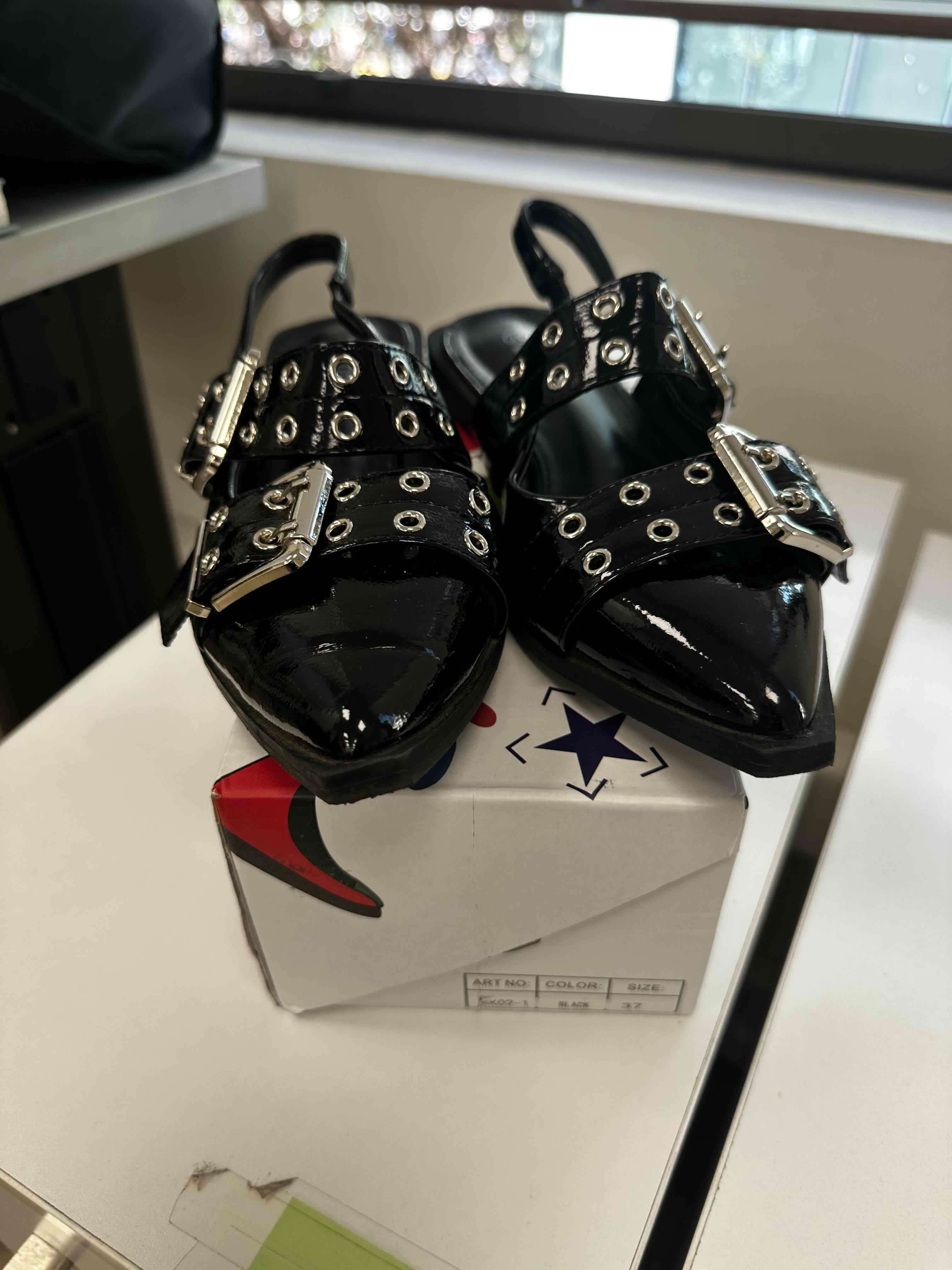 Zapatos negros con hebillas - miniatura 2