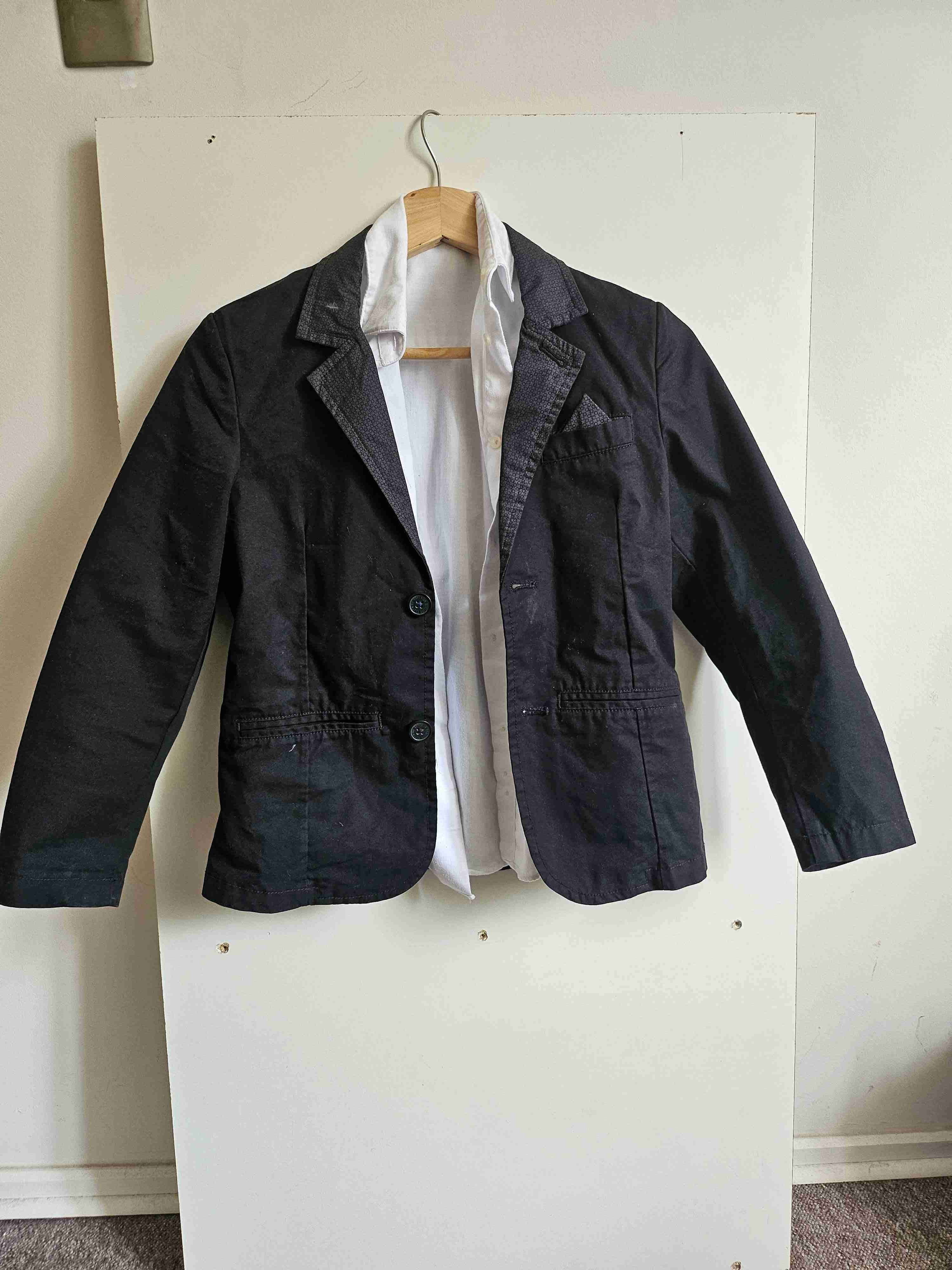 Chaqueta negra y camisa blanca para niño