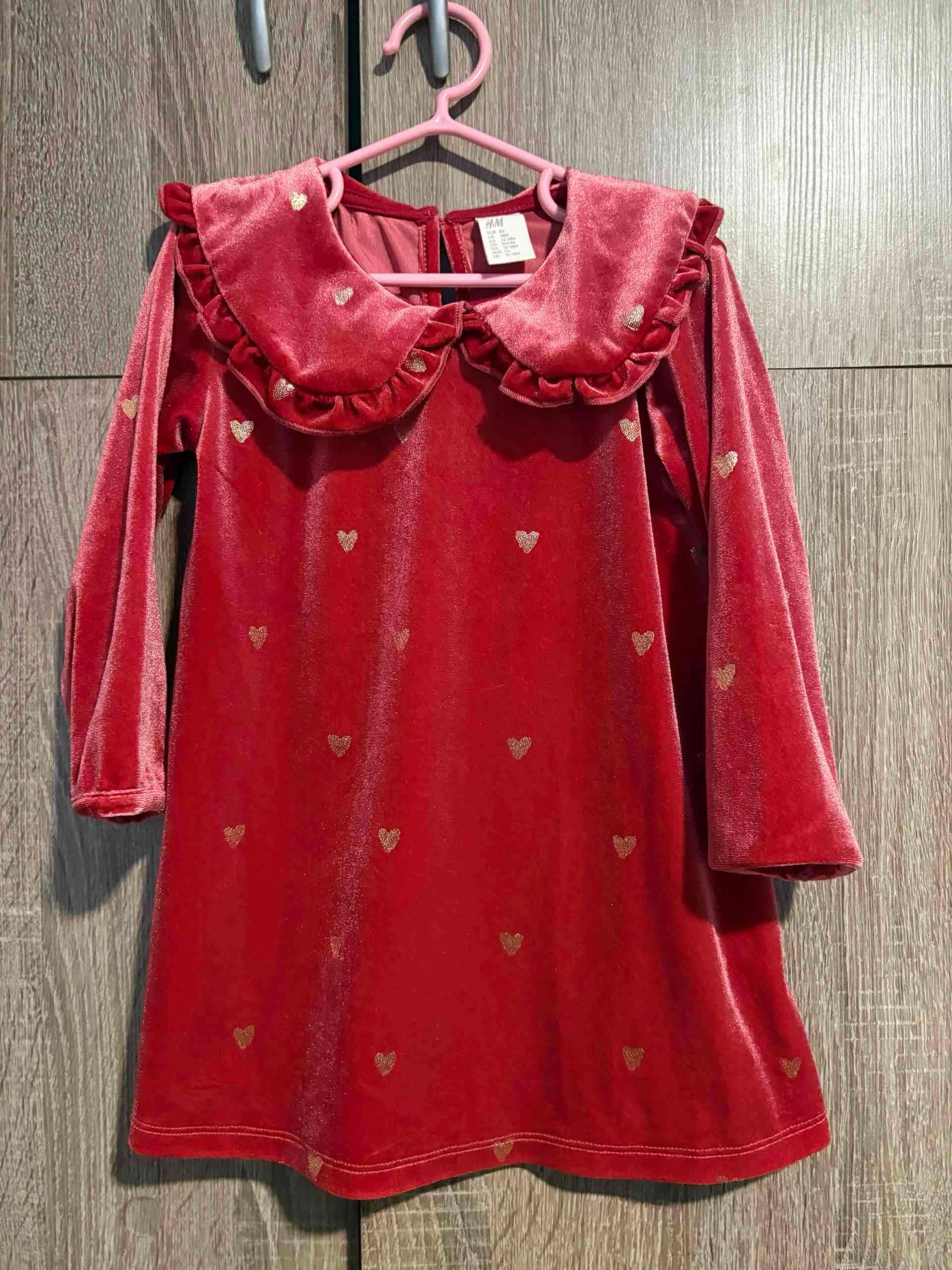 Vestido de niña rojo con corazones
