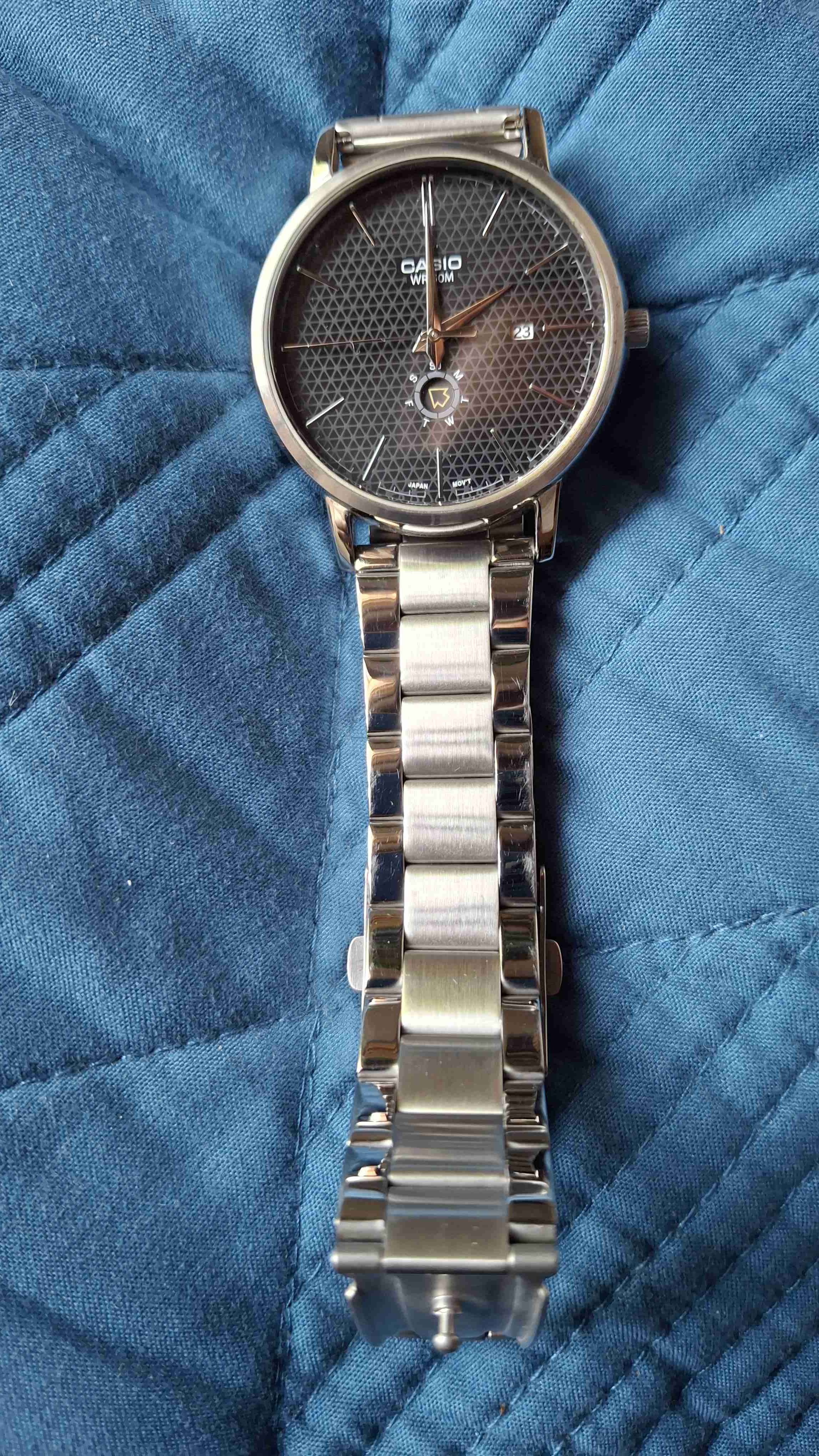 Reloj Casio metálico elegante