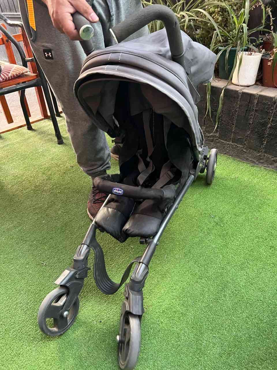 Coche de bebé Chicco gris - miniatura 4