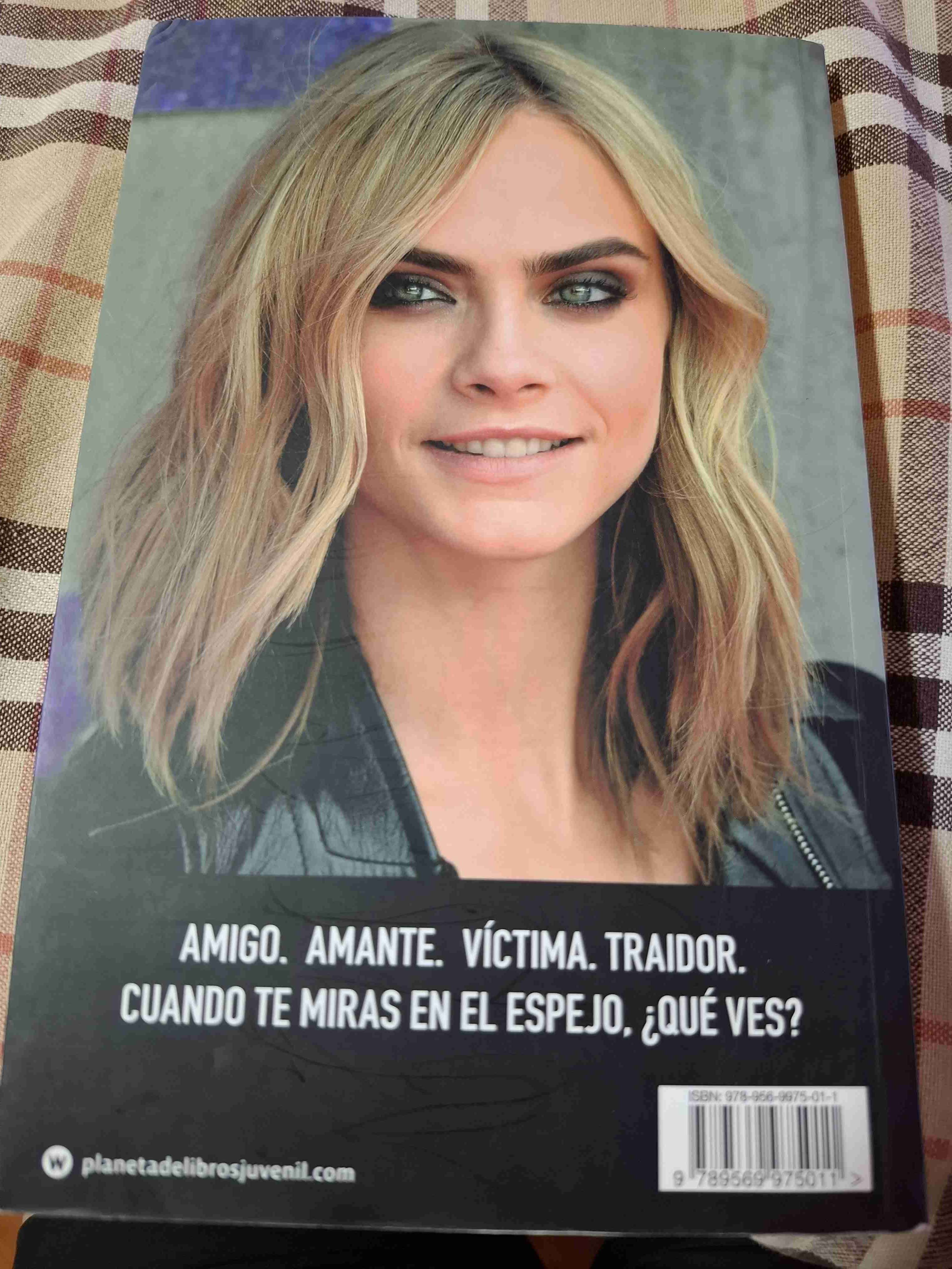 Libro Mirror Mirror de Cara Delevingne - miniatura 2