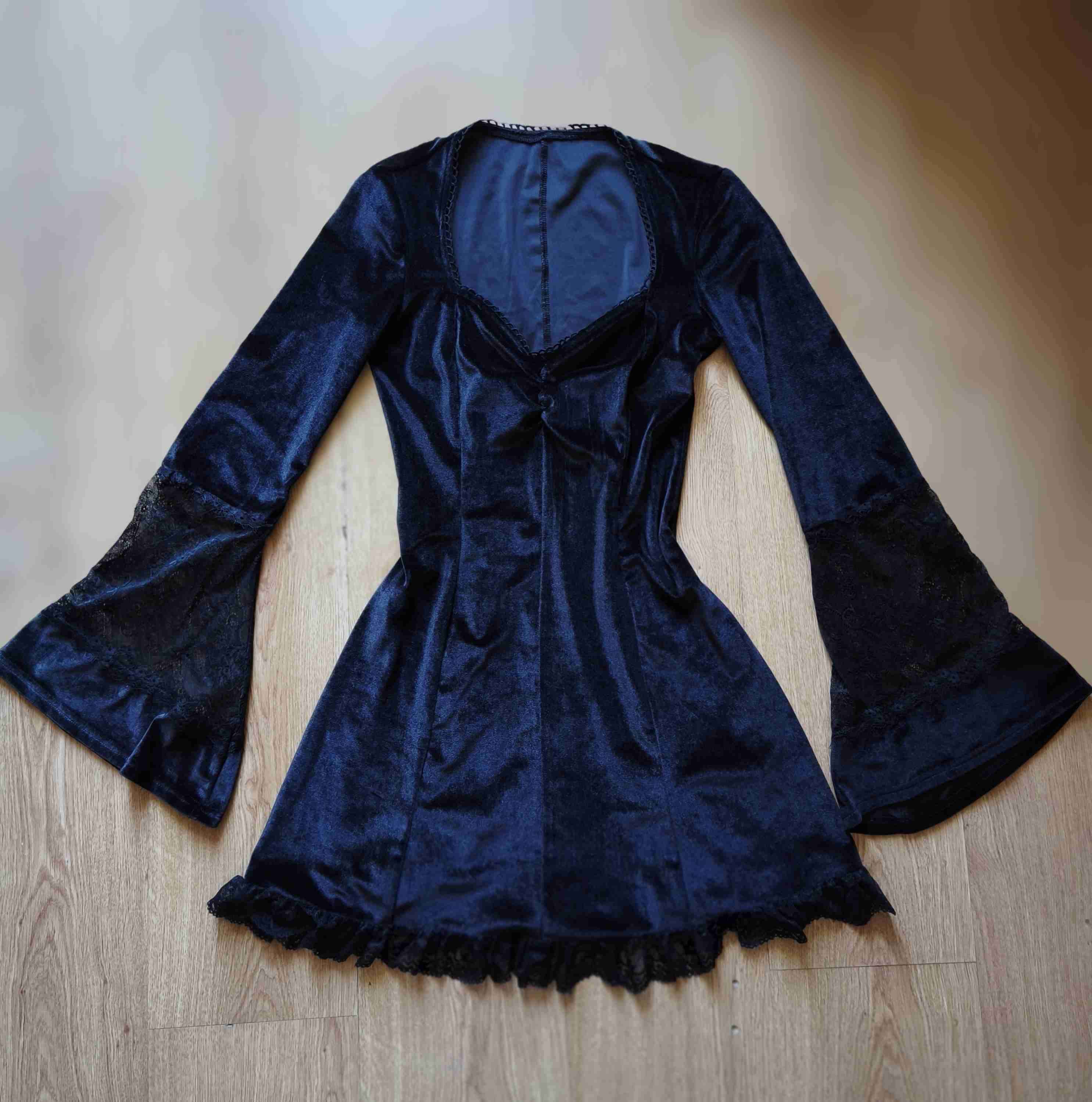 Vestido gótico de terciop negro mangas acampanadas - miniatura 2