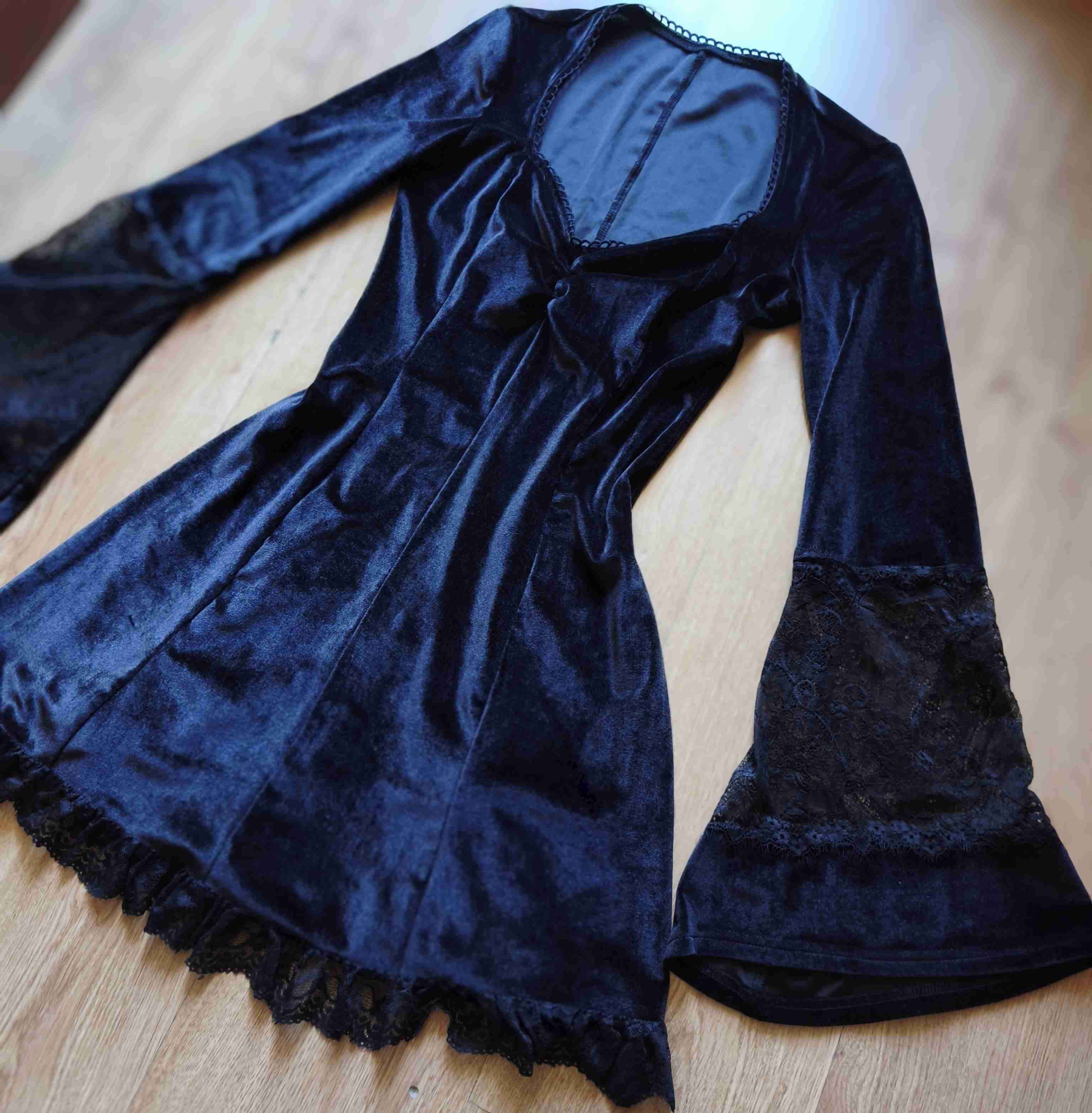 Vestido gótico de terciop negro mangas acampanadas - miniatura 3