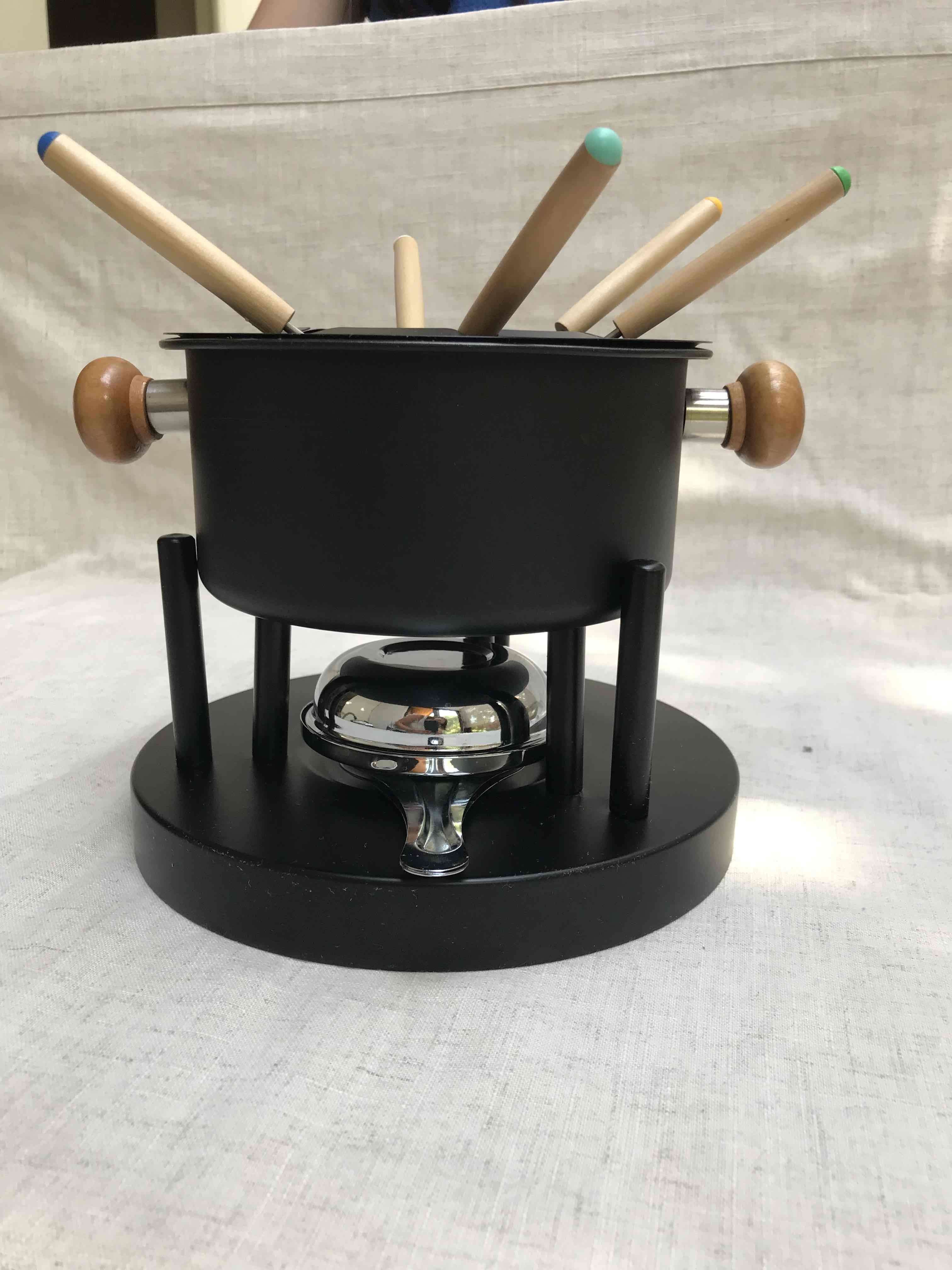 Set fondue negro con mangos de madera