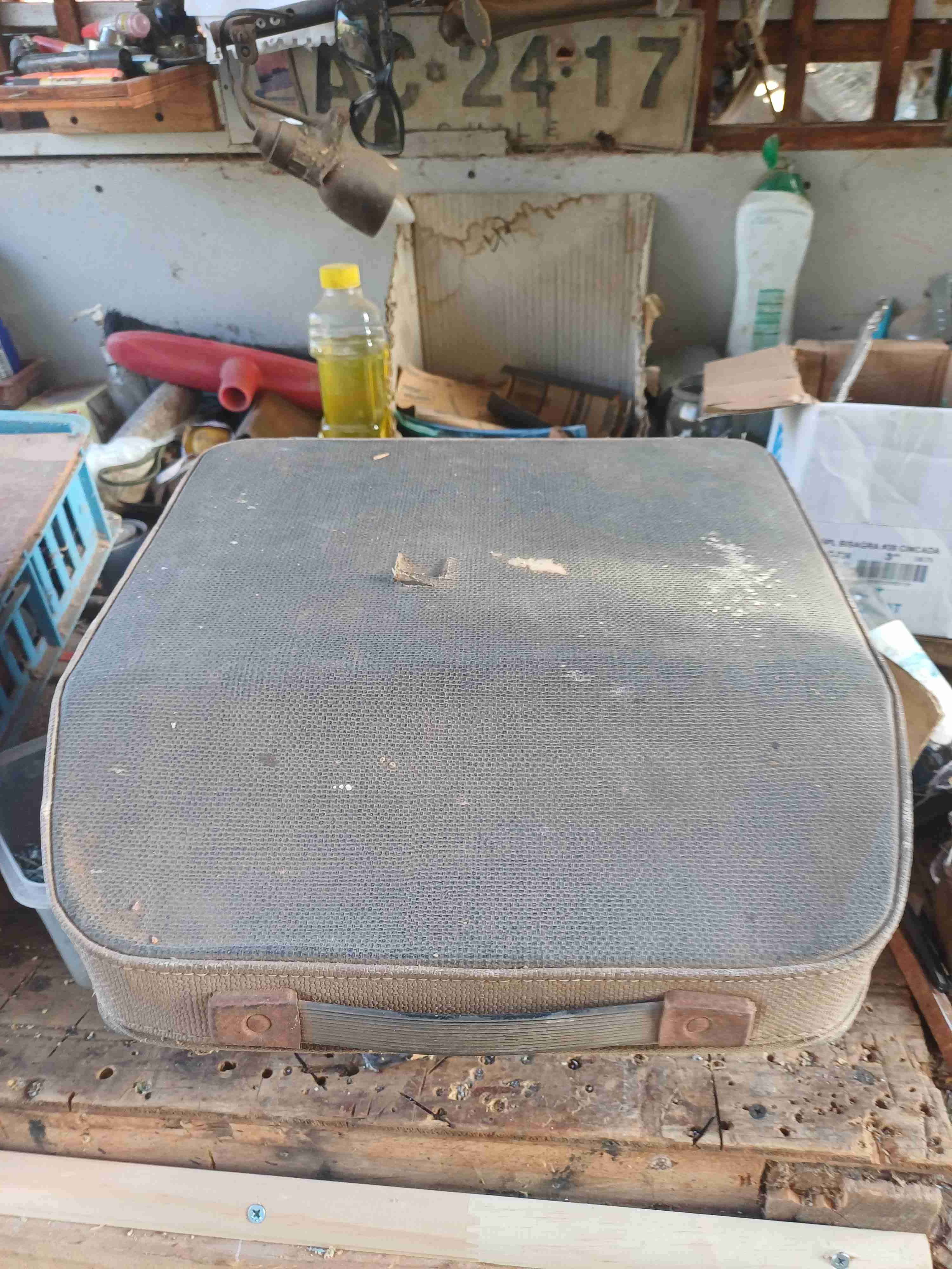 Maletín vintage gastado - miniatura 3