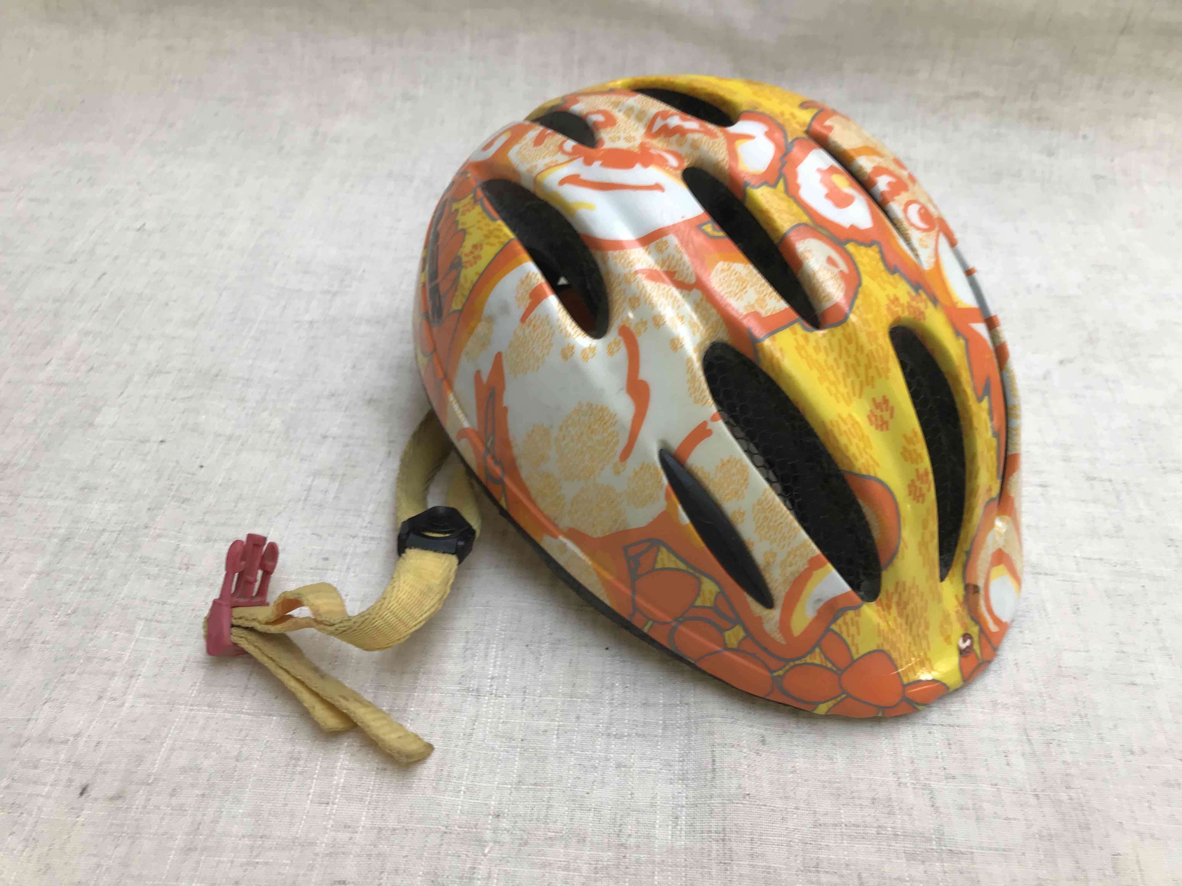 Casco de bicicleta naranja y amarillo