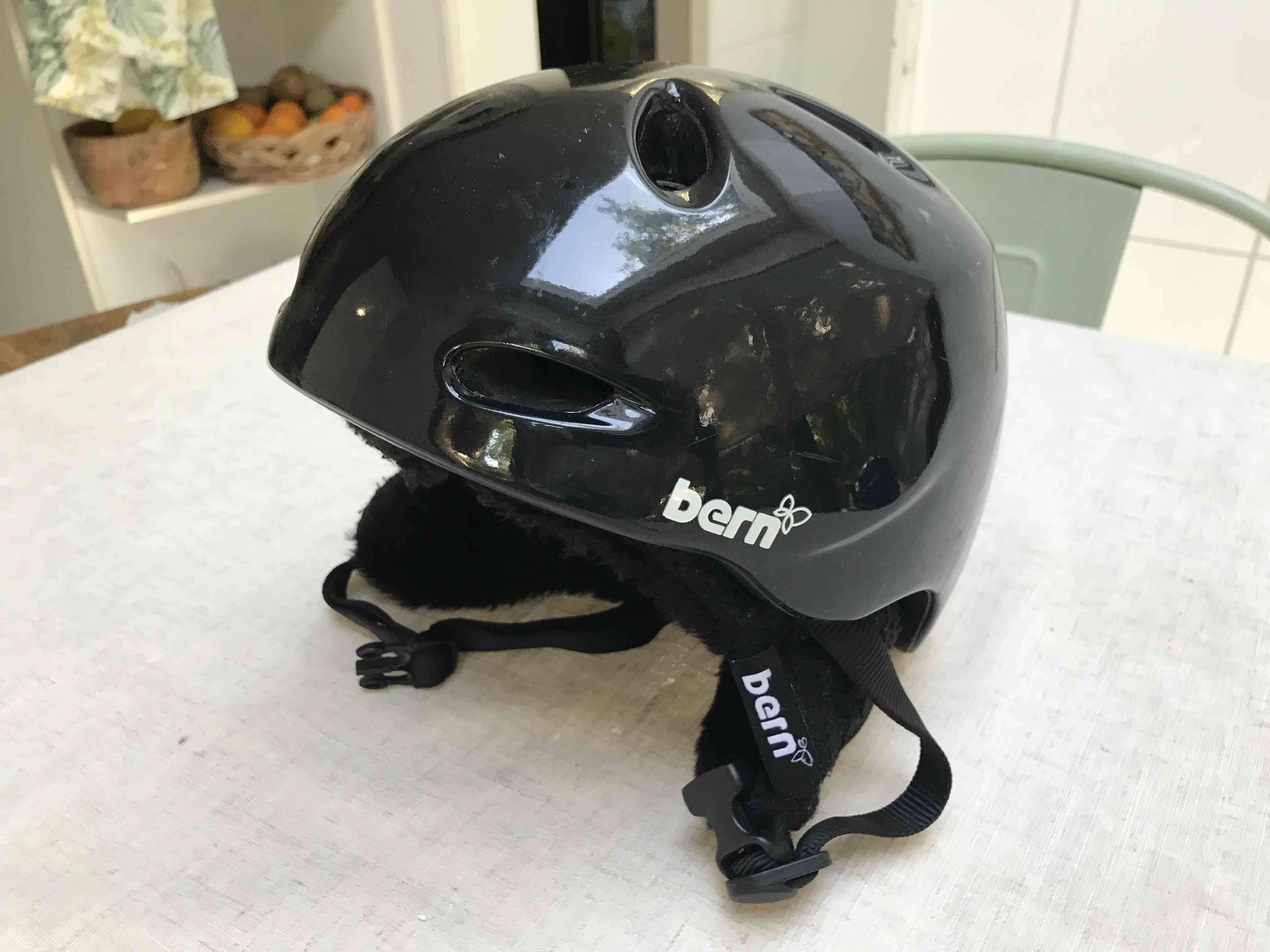 Casco negro Bern