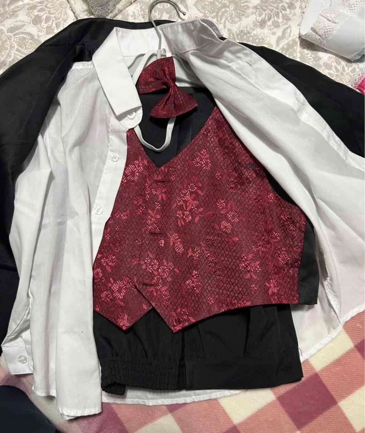 Chaleco y corbatín rojo para niño