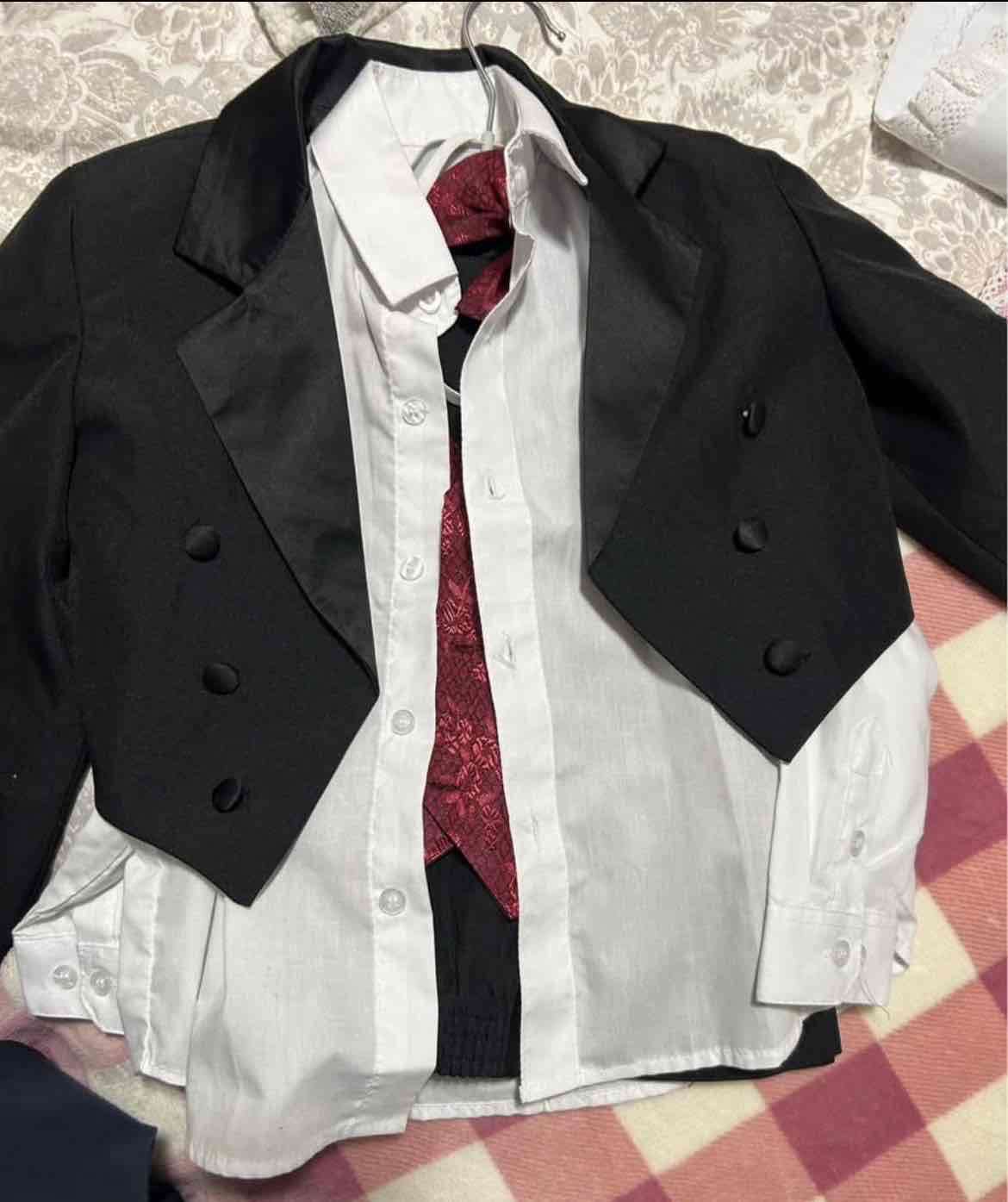 Chaleco y corbatín rojo para niño - miniatura 2