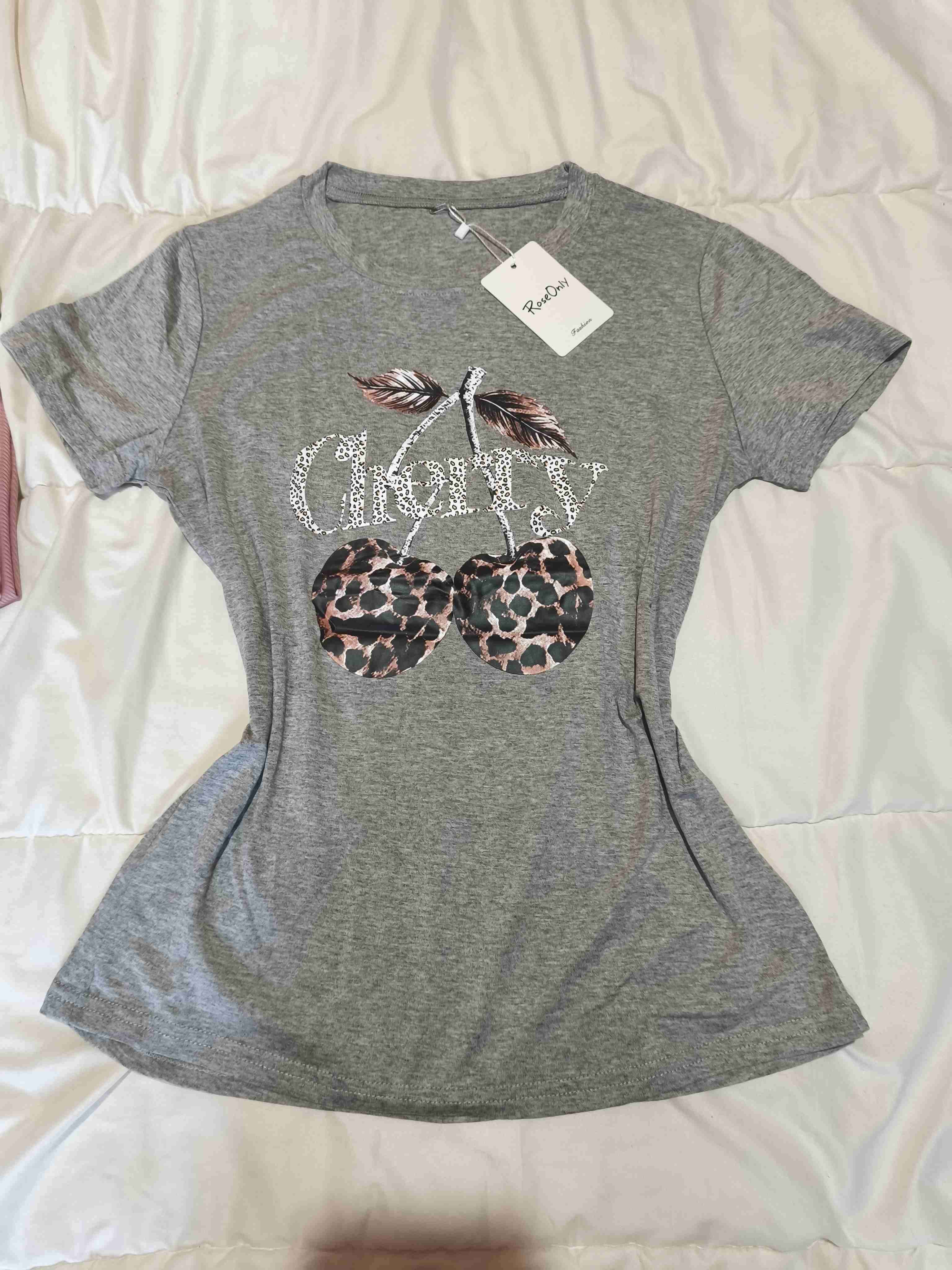 Polera gris con diseño 'Cherry'