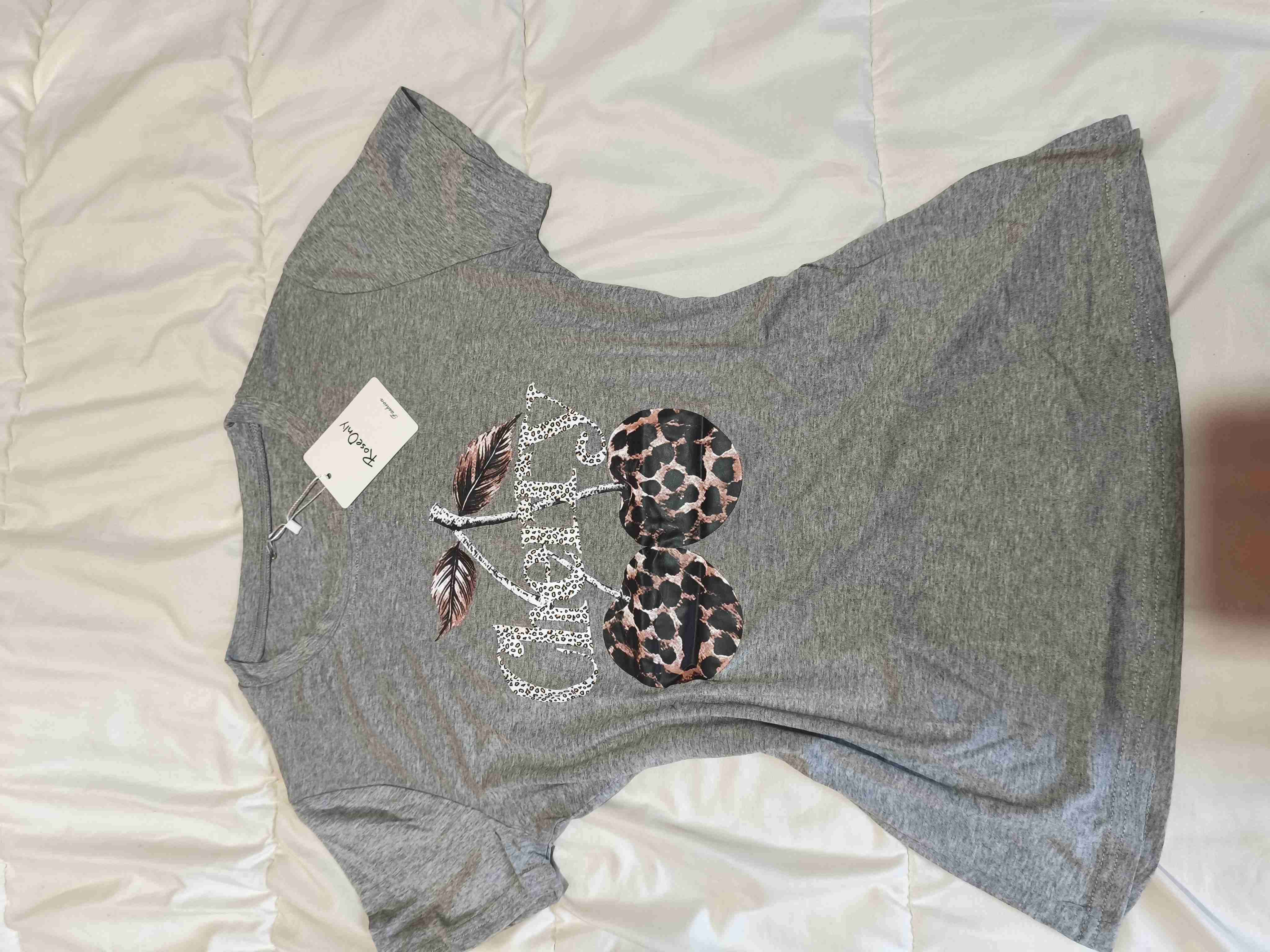 Polera gris con diseño 'Cherry' - miniatura 2