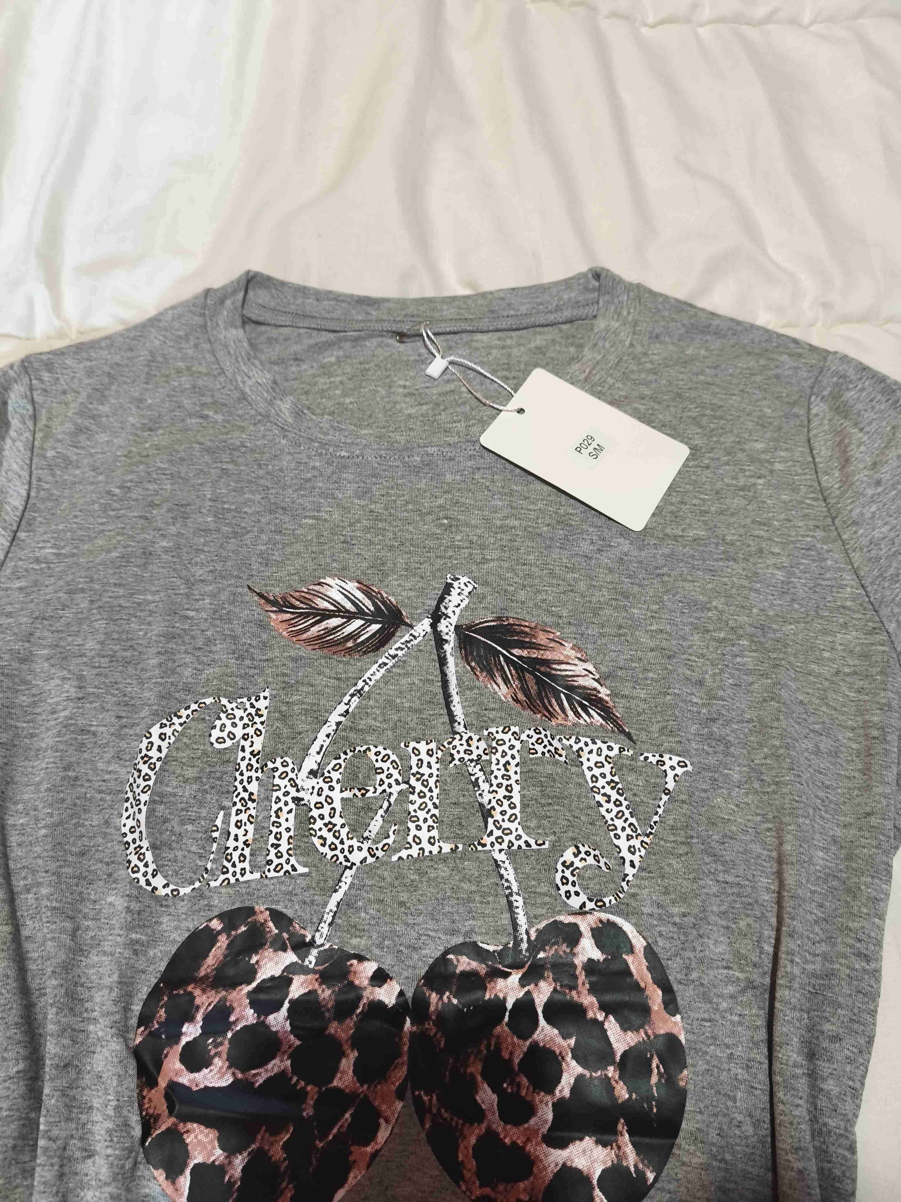 Polera gris con diseño 'Cherry' - miniatura 4