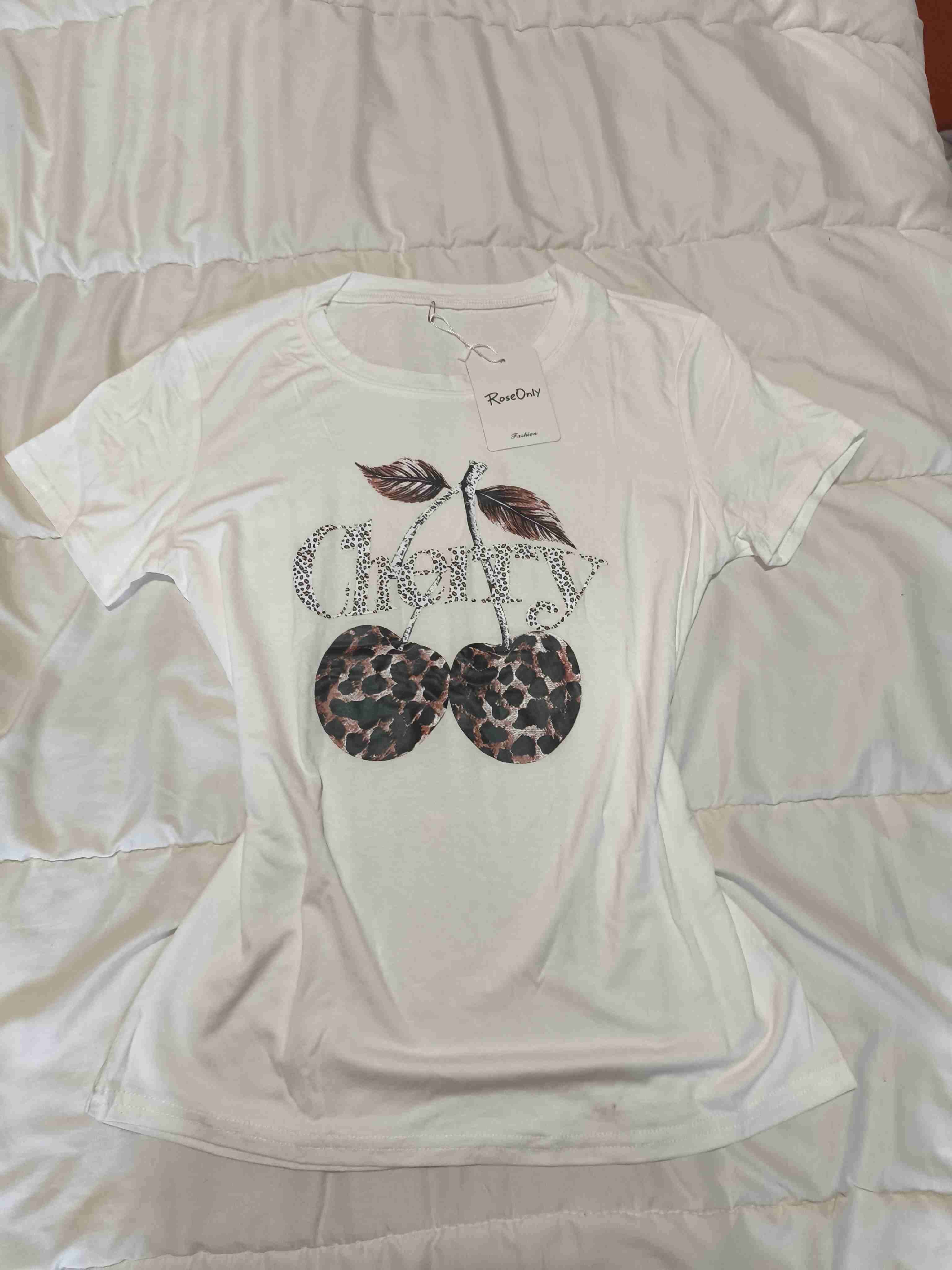 Polera blanca con diseño cerezas