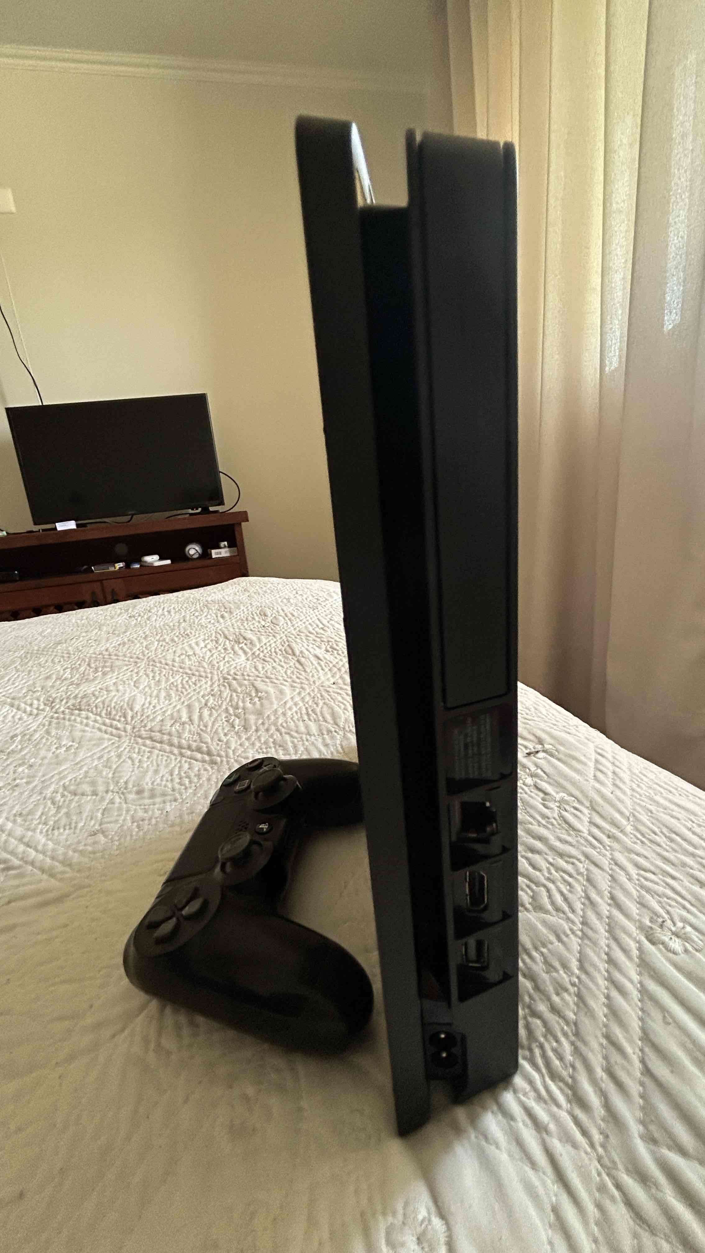 Consola PS4 con control - miniatura 2