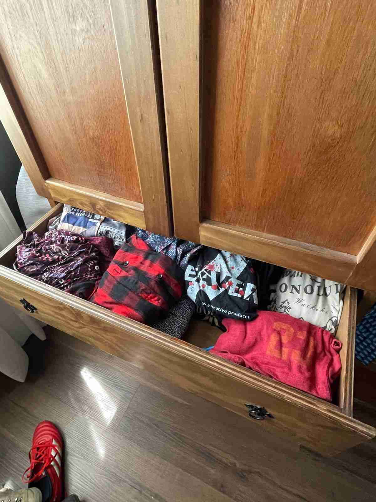 Closet de madera con cajones - miniatura 2