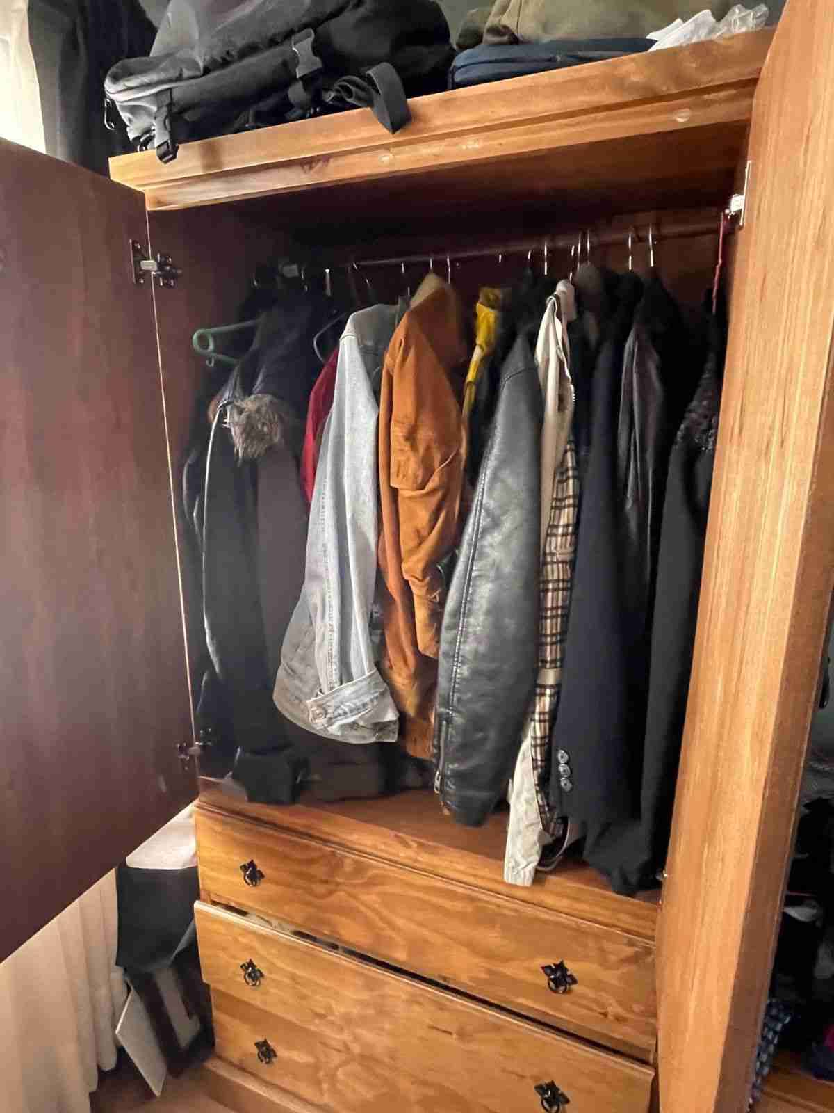 Closet de madera con cajones - miniatura 3