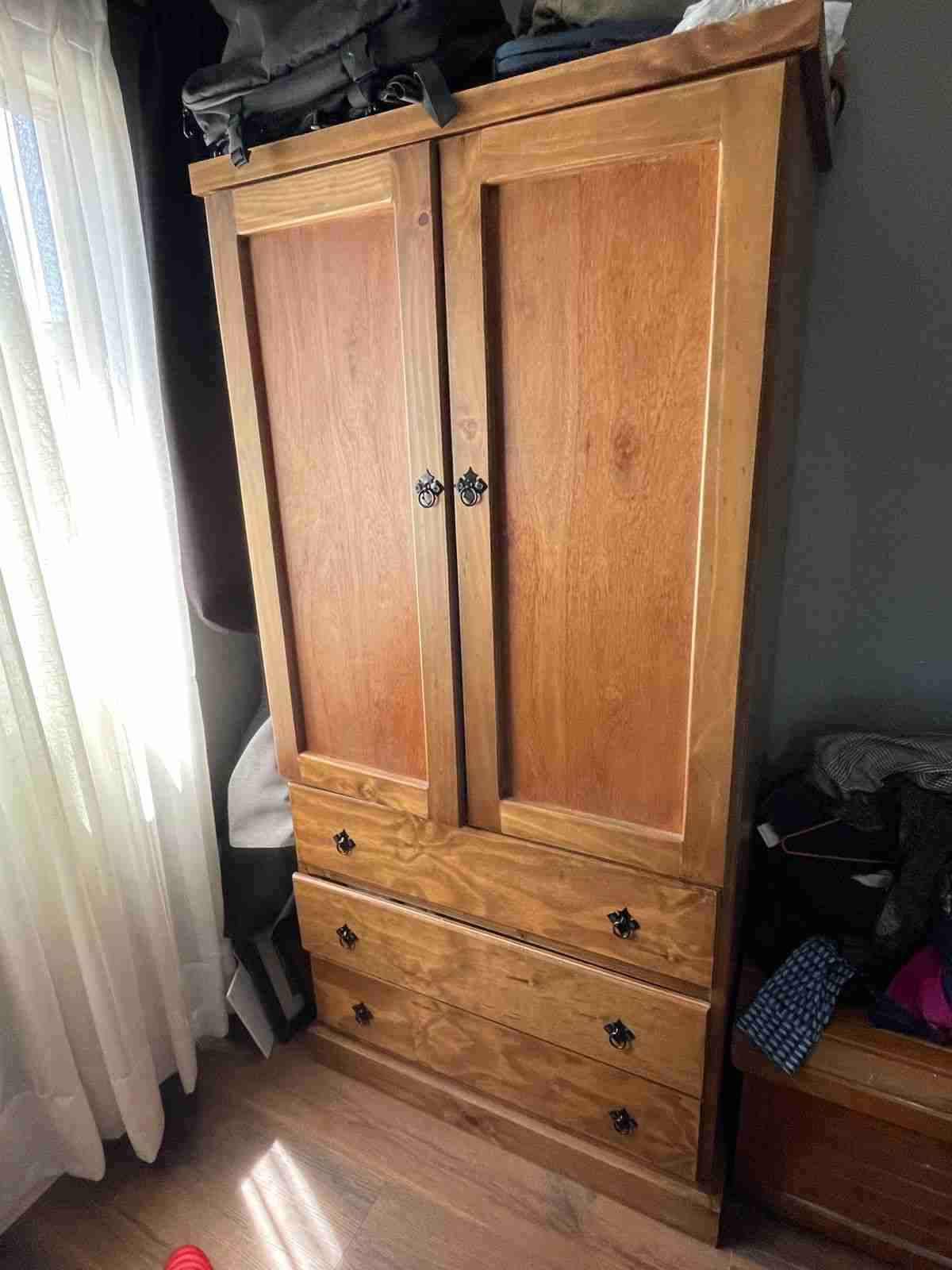 Closet de madera con cajones - miniatura 4