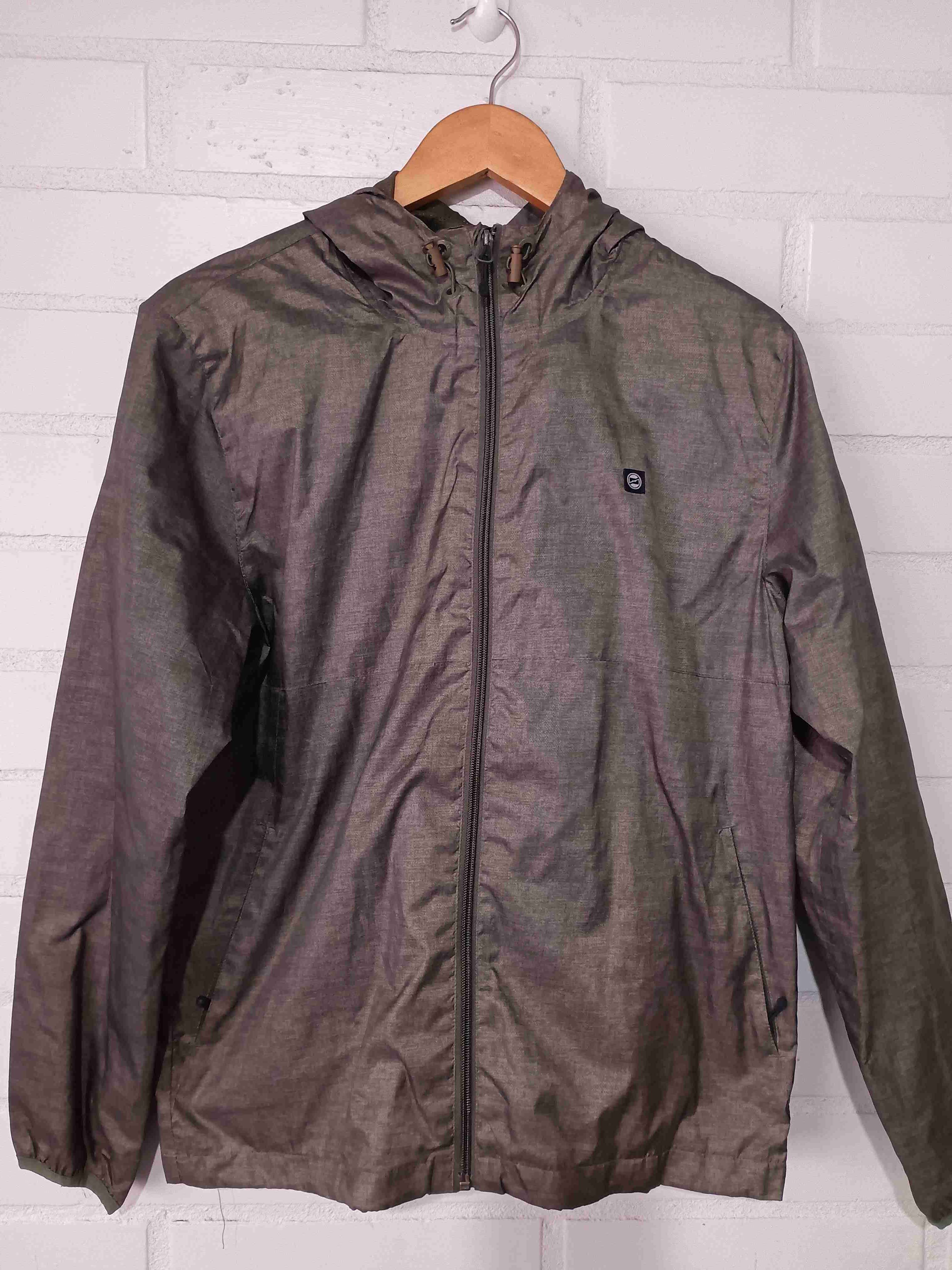 Chaqueta impermeable verde con capucha