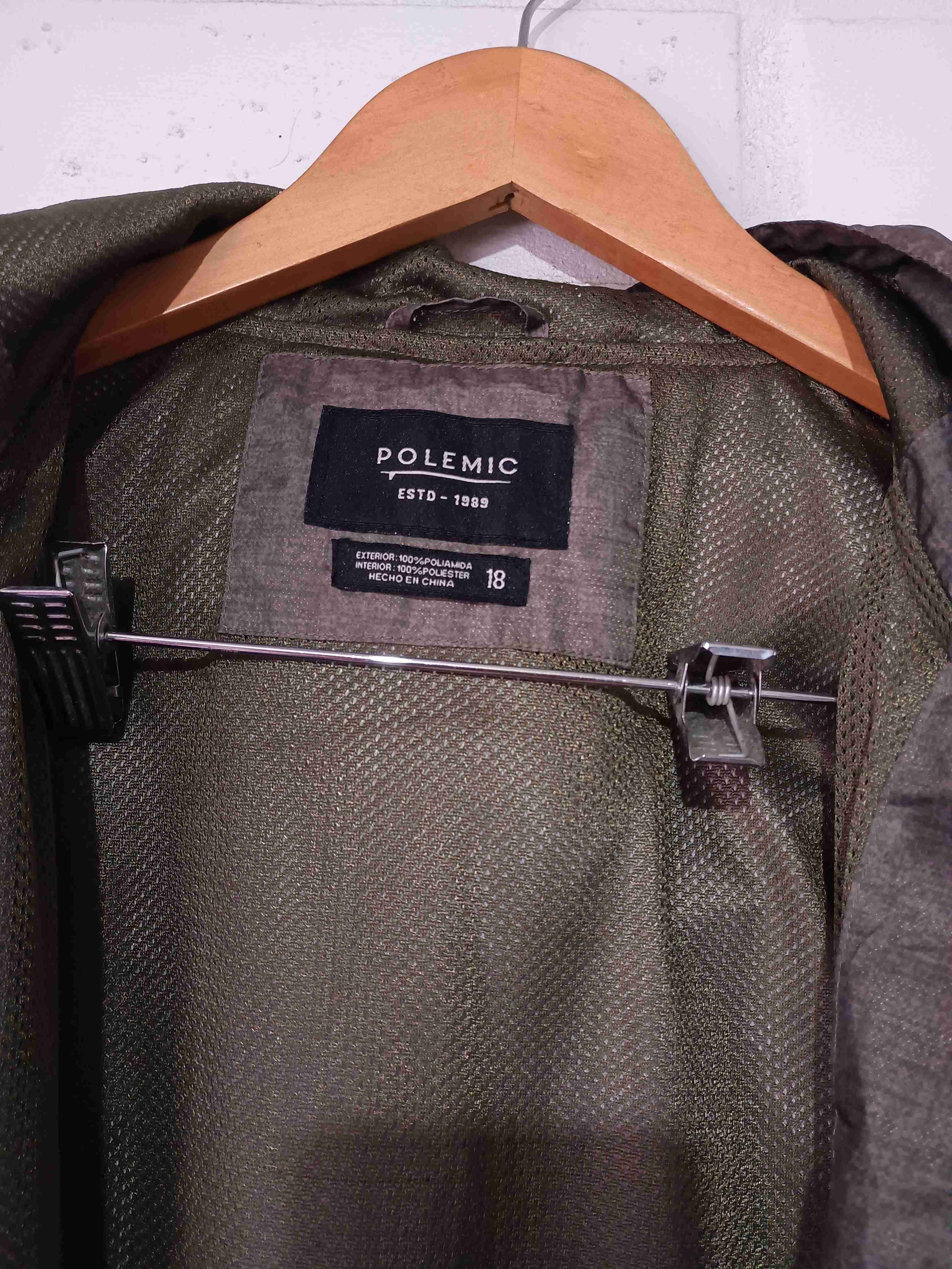 Chaqueta impermeable verde con capucha - miniatura 2