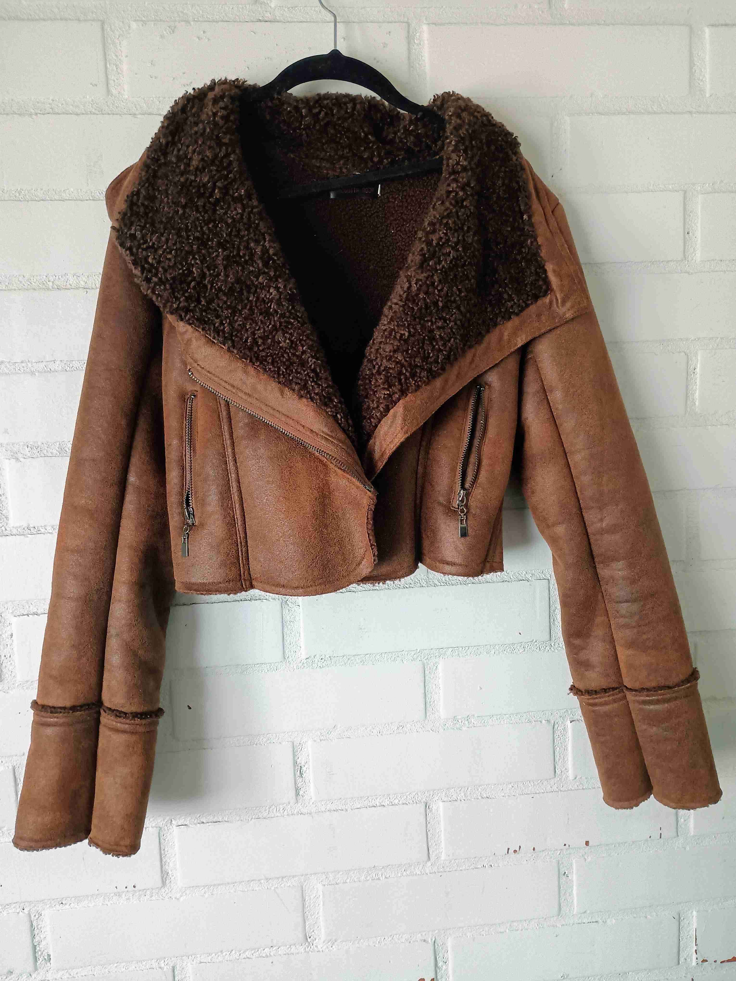 Chaqueta corta de cuero marrón