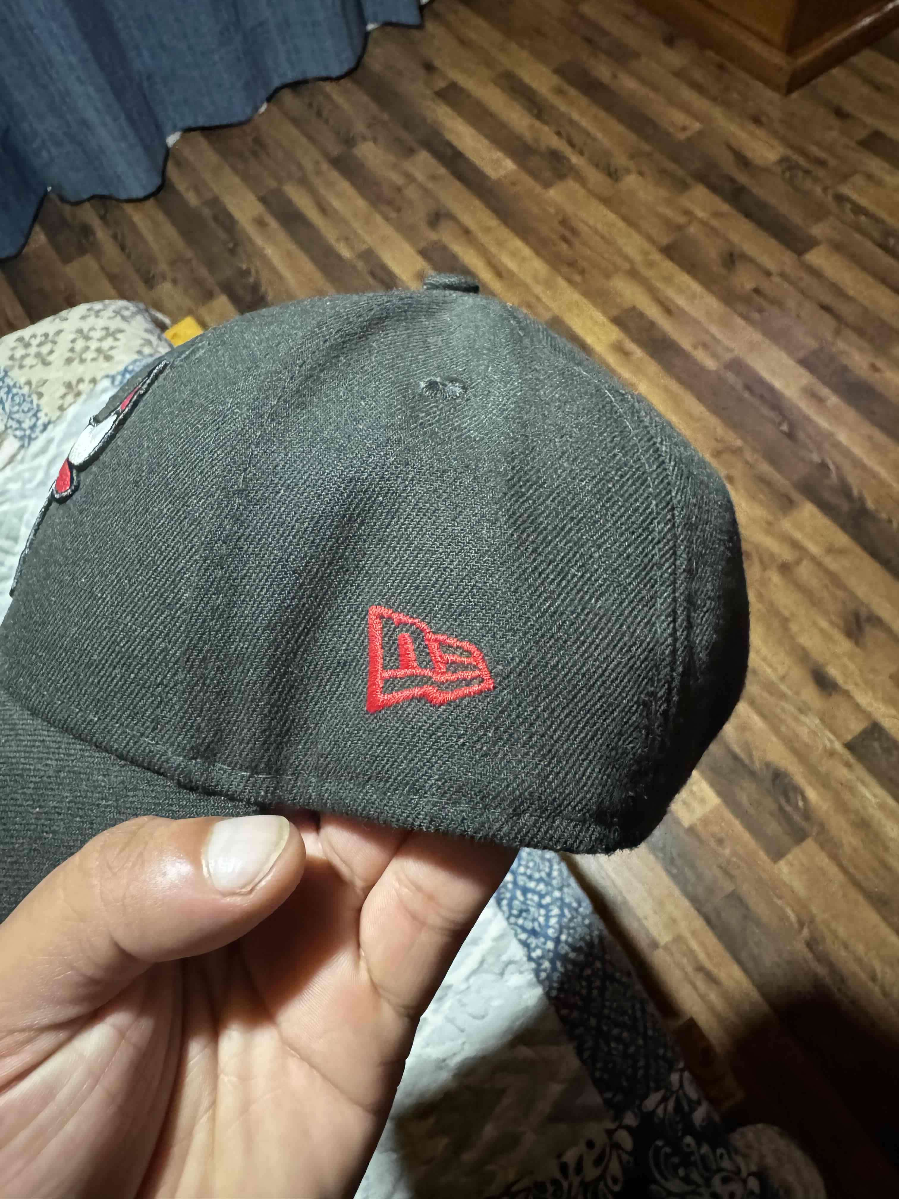 Gorra negra con logo rojo - miniatura 2