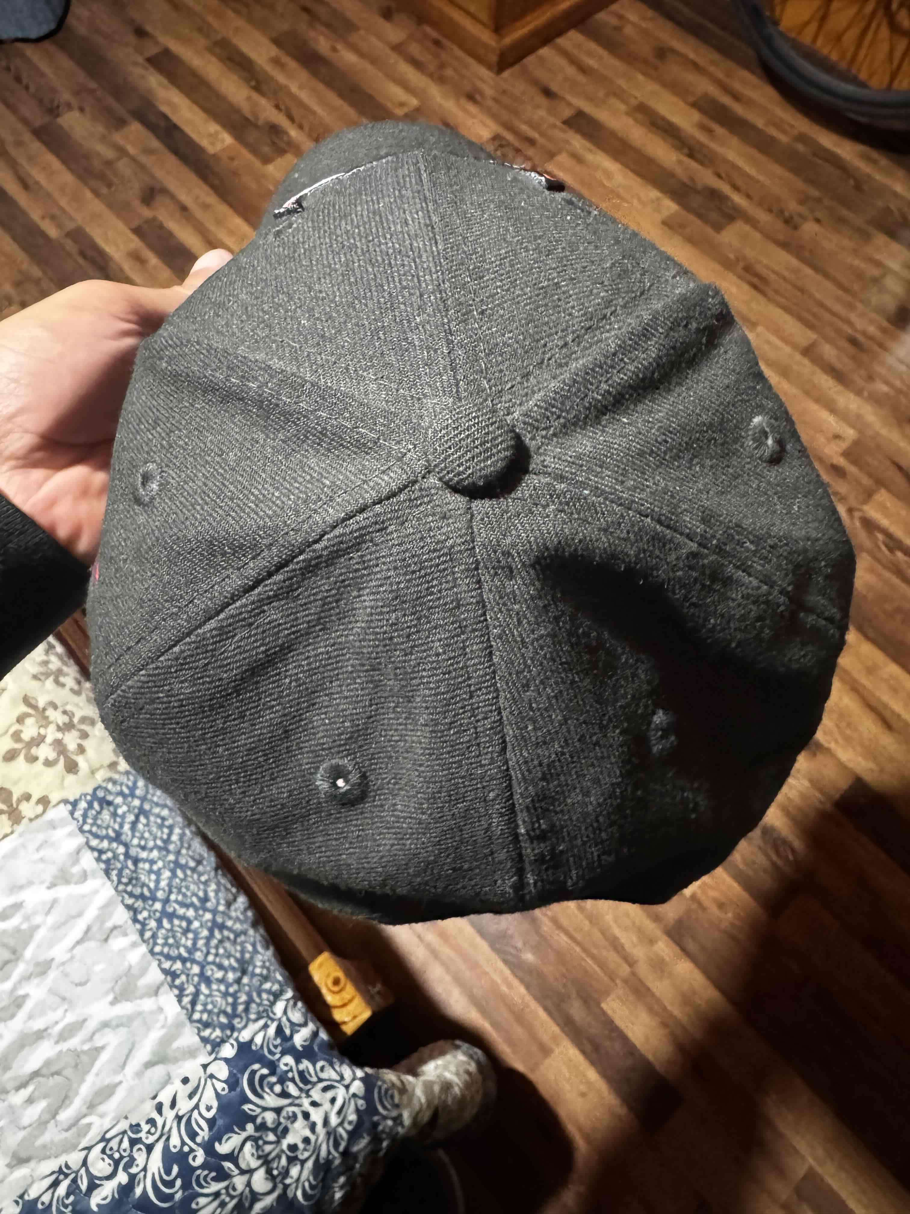 Gorra negra con logo rojo - miniatura 3