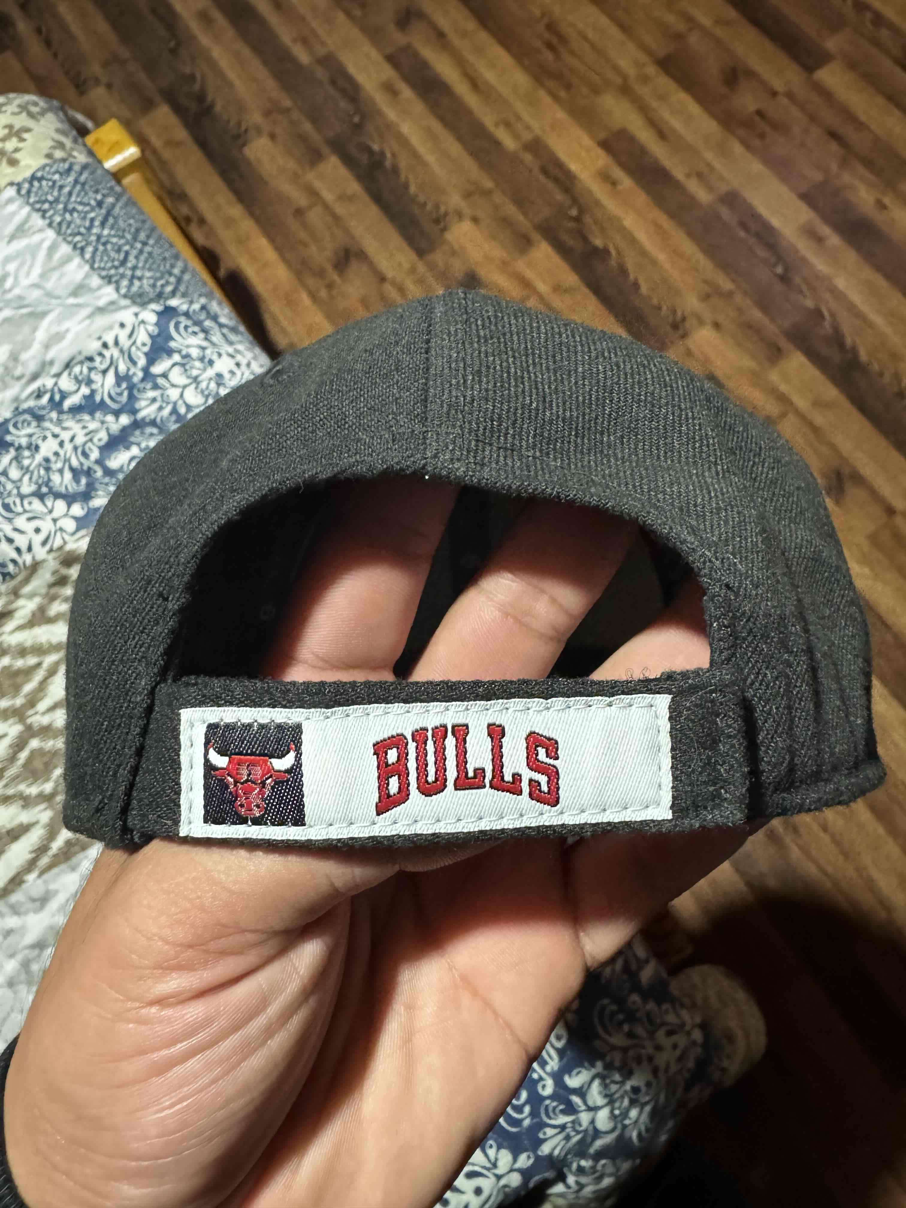 Gorra negra con logo rojo - miniatura 4