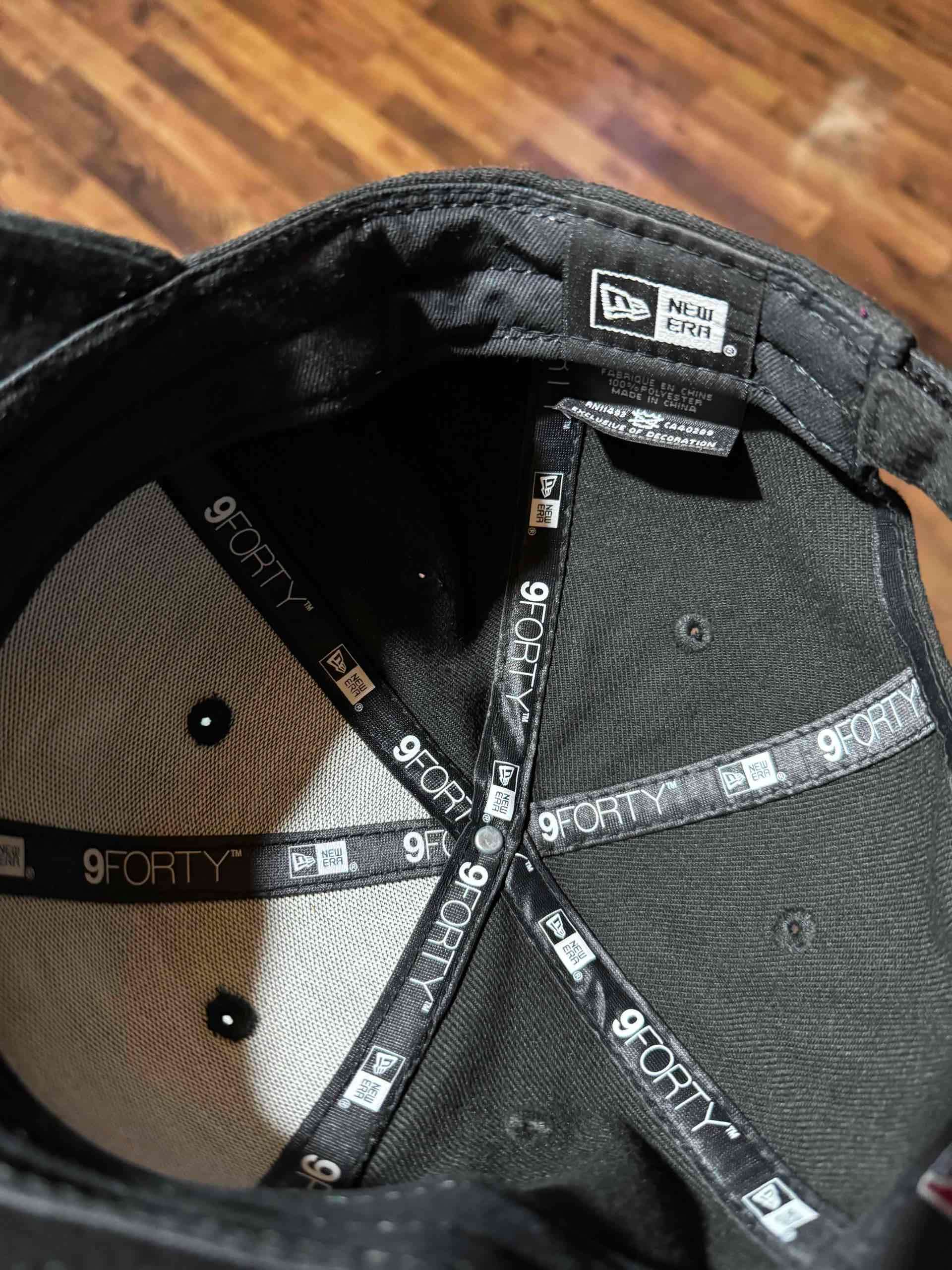 Gorra negra con logo rojo - miniatura 5