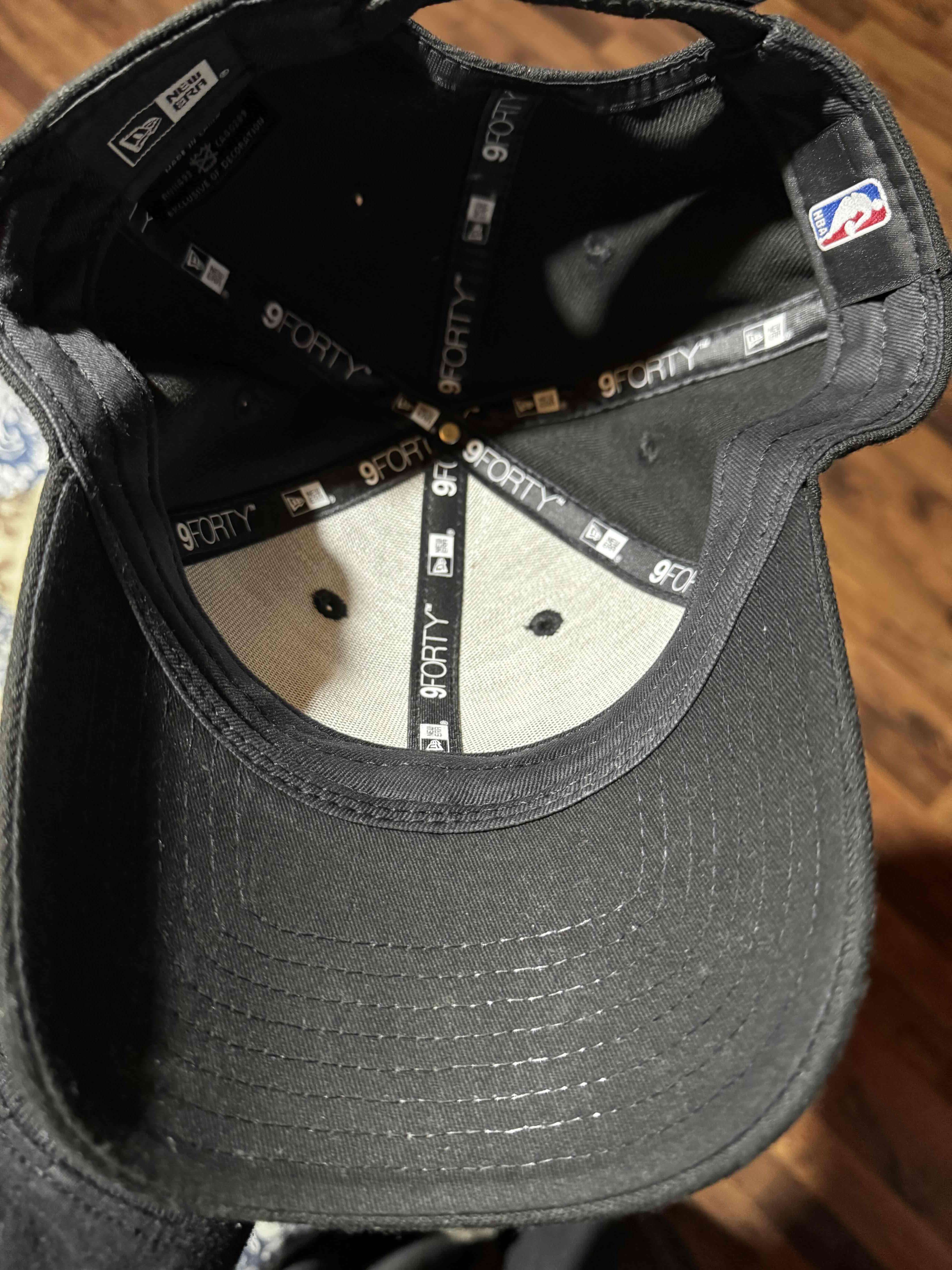 Gorra negra con logo rojo - miniatura 6