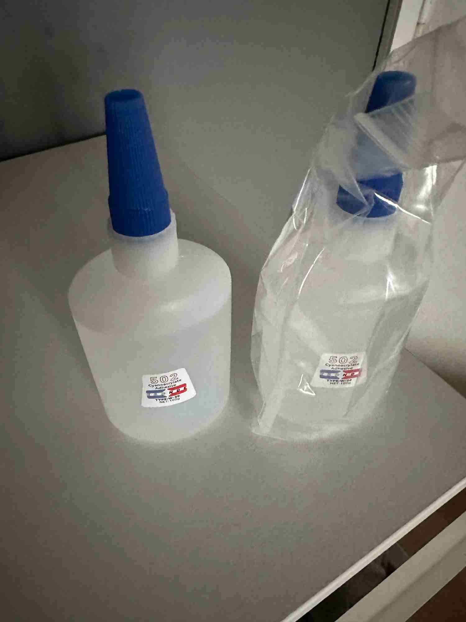 Botellas de pegamento cianoacrilato (la gotita)