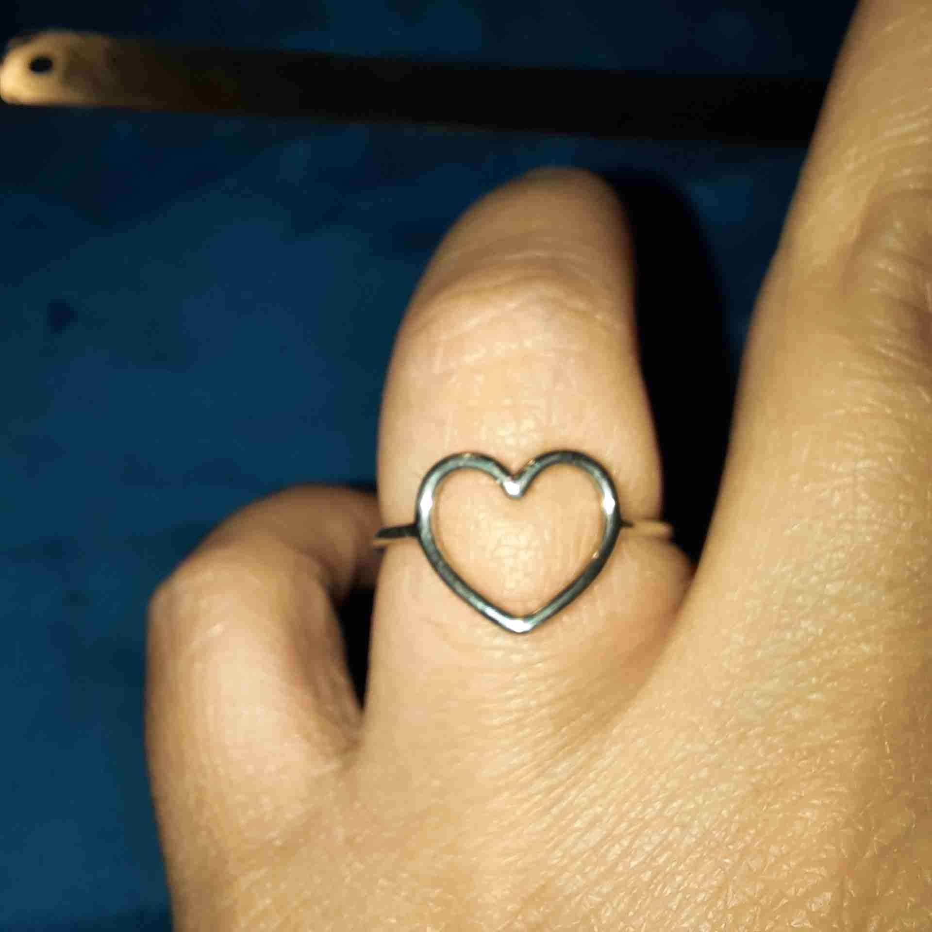 Anillo plateado de corazón