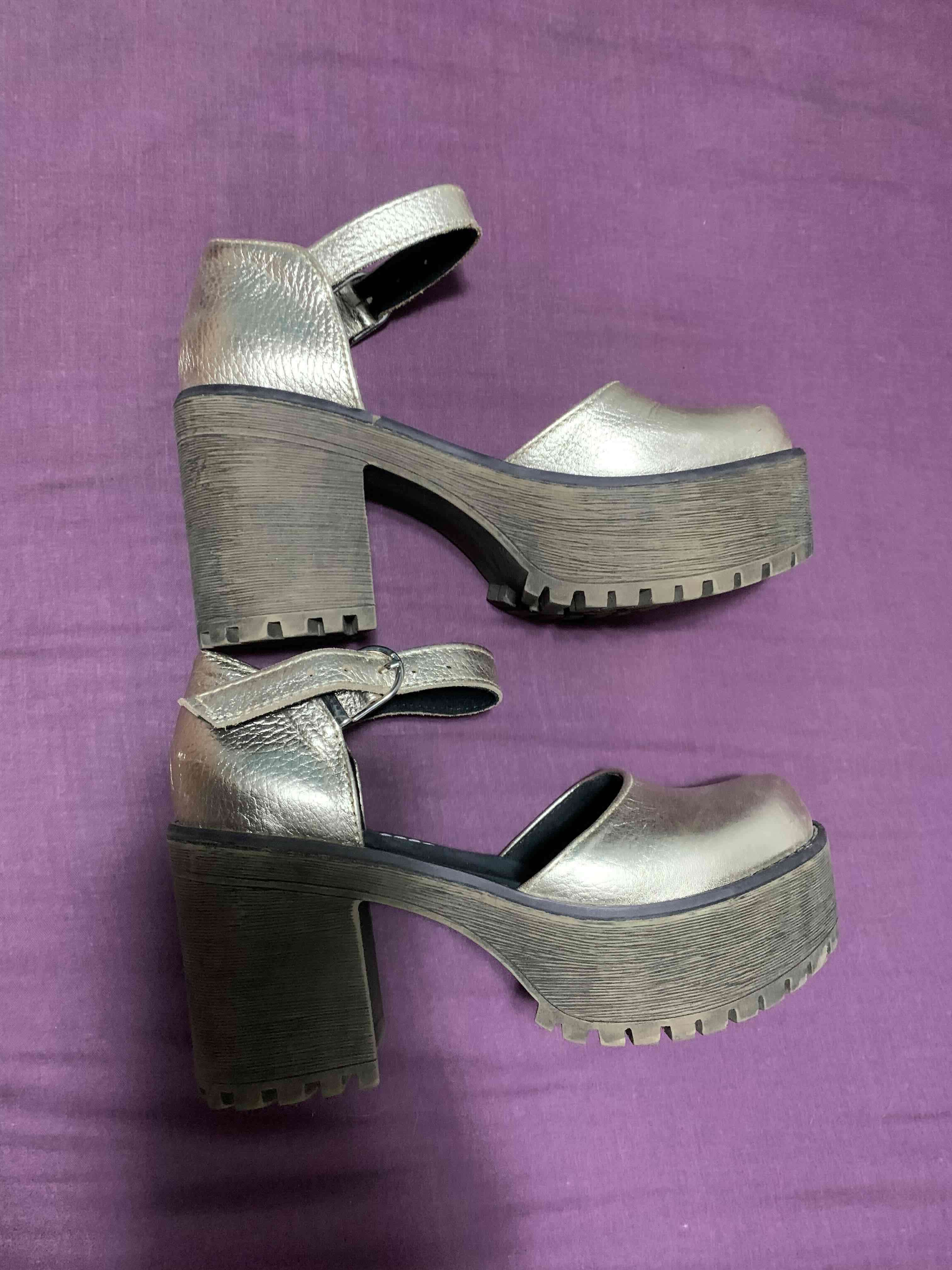 Zapatos de plataforma dorados full cuero - miniatura 5