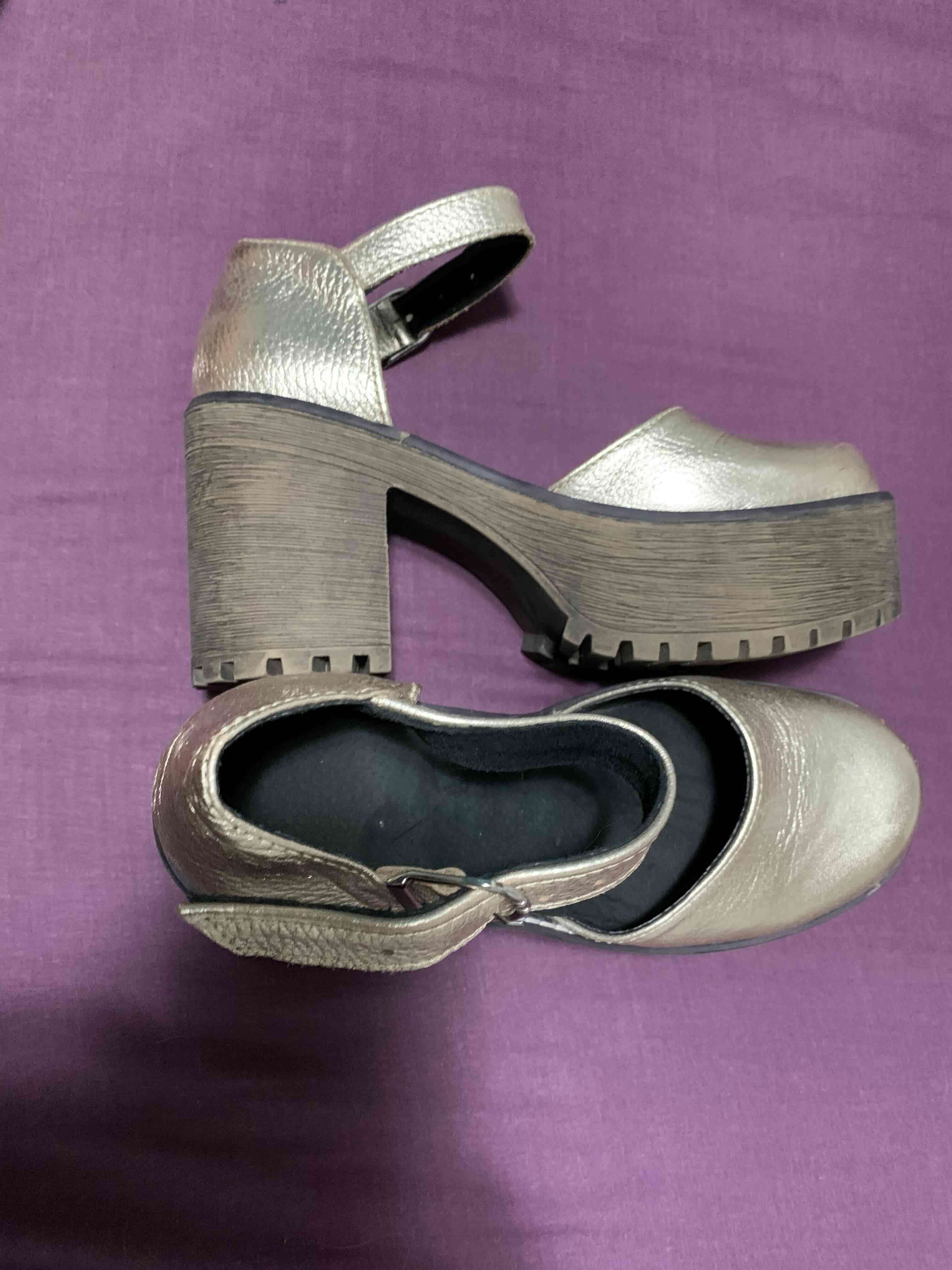 Zapatos de plataforma dorados 37 full cuero