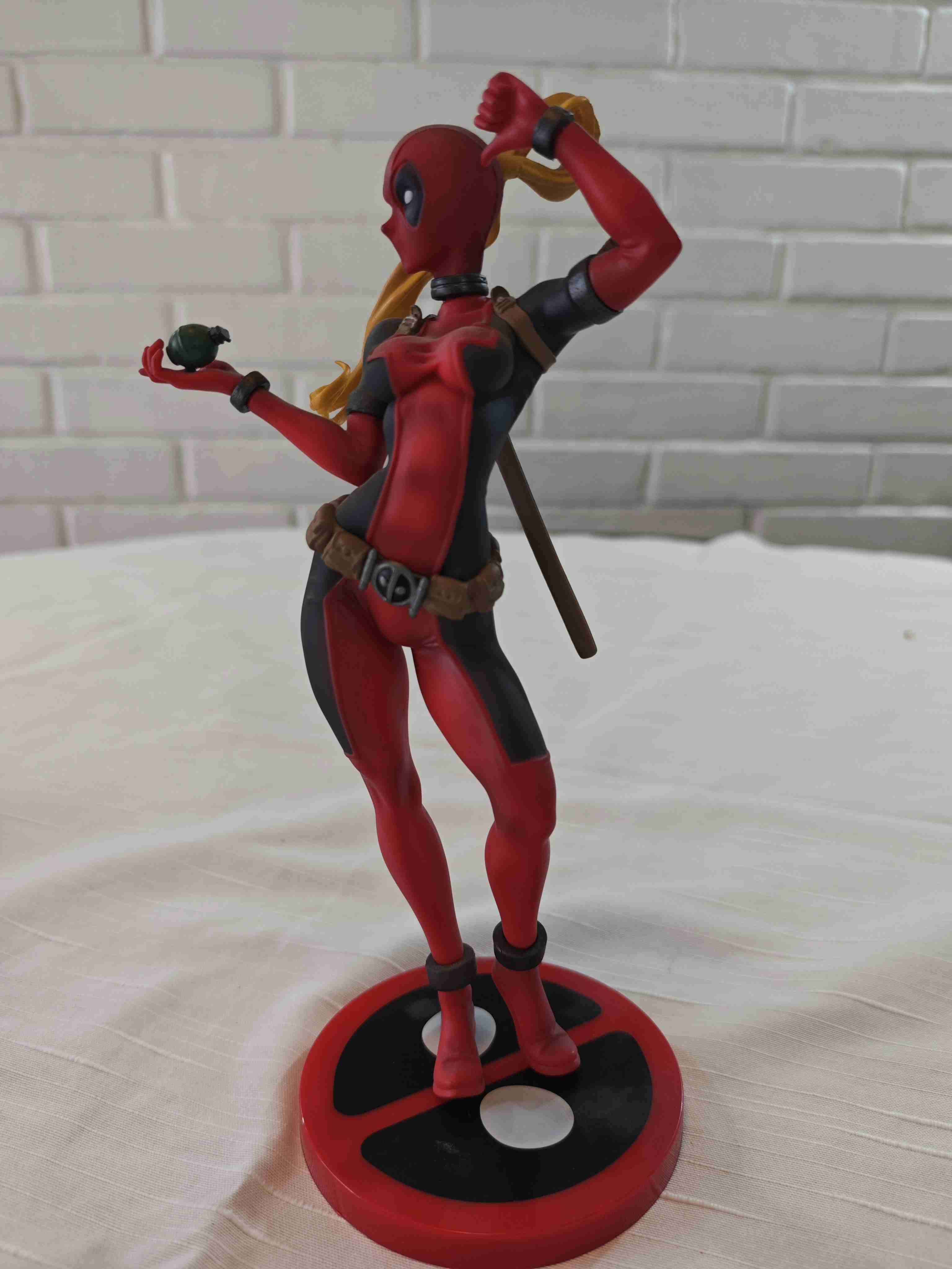 Figura de acción Lady Deadpool - miniatura 2