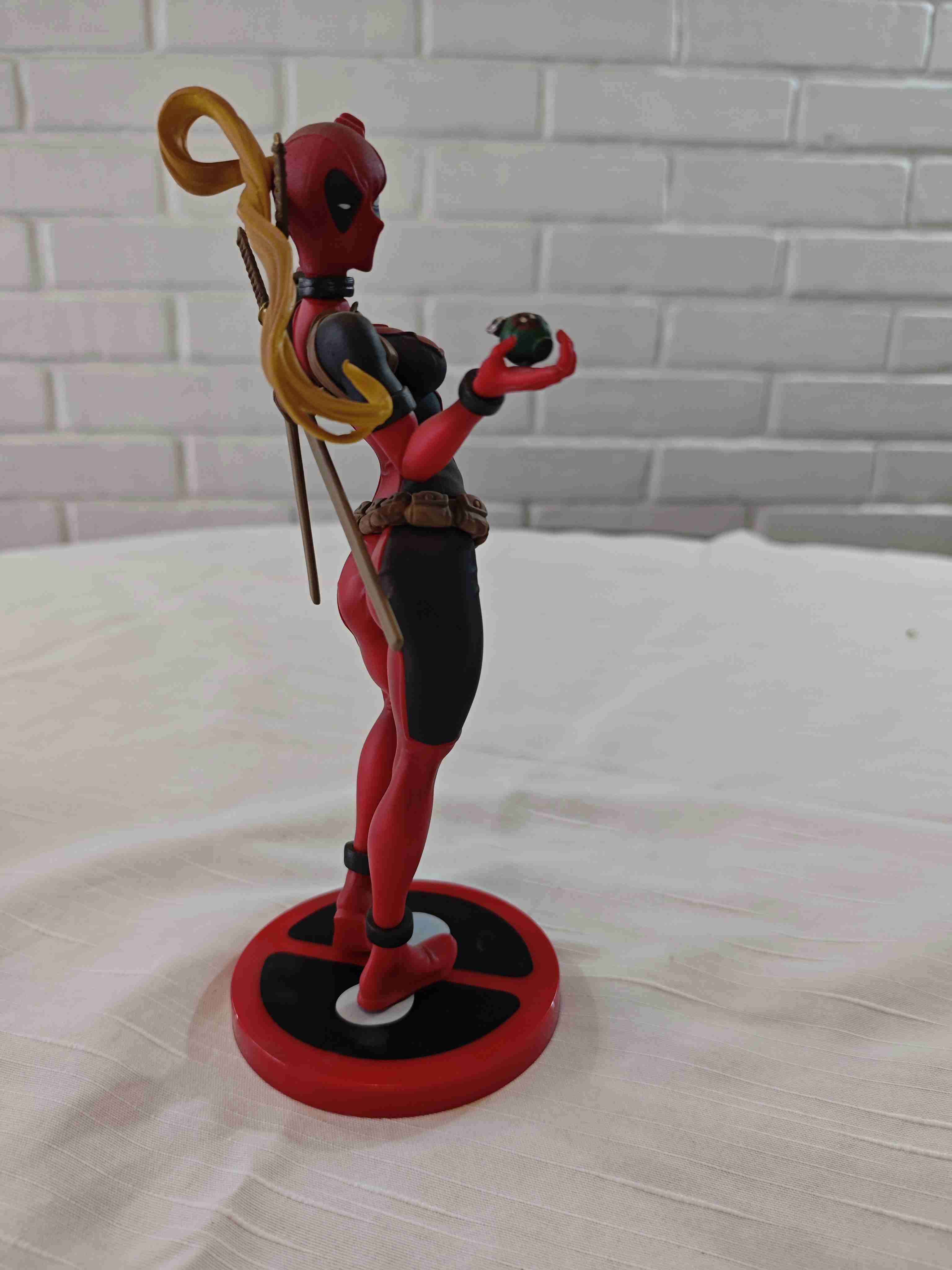 Figura de acción Lady Deadpool - miniatura 3