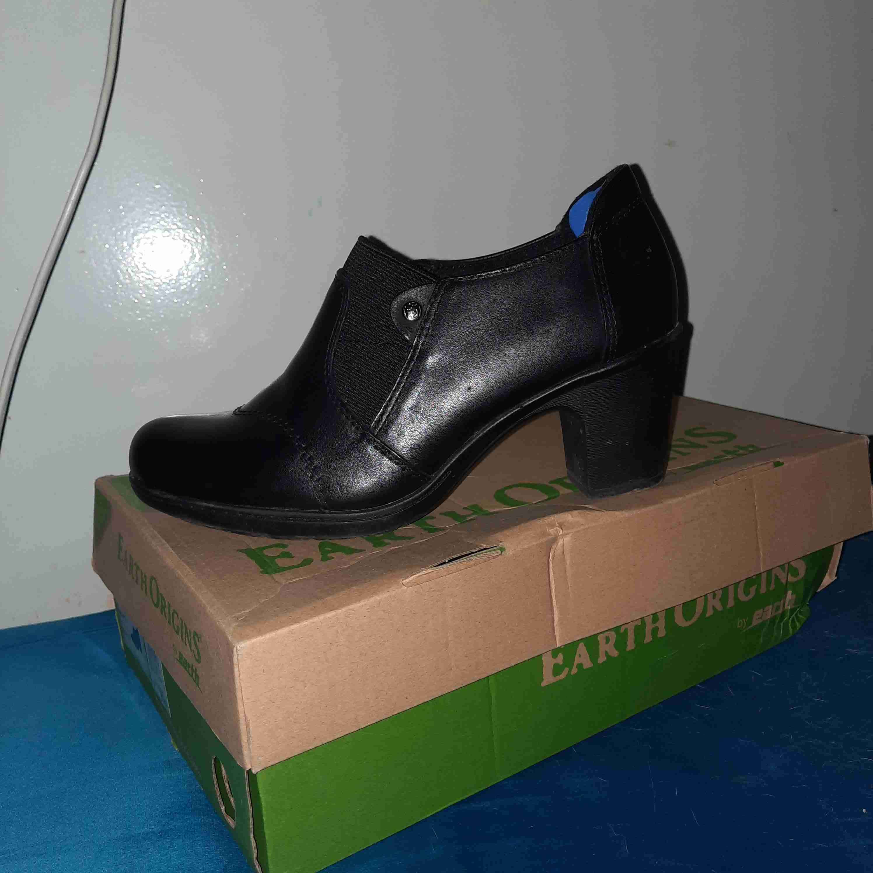 Zapato de cuero negro Earth Origins