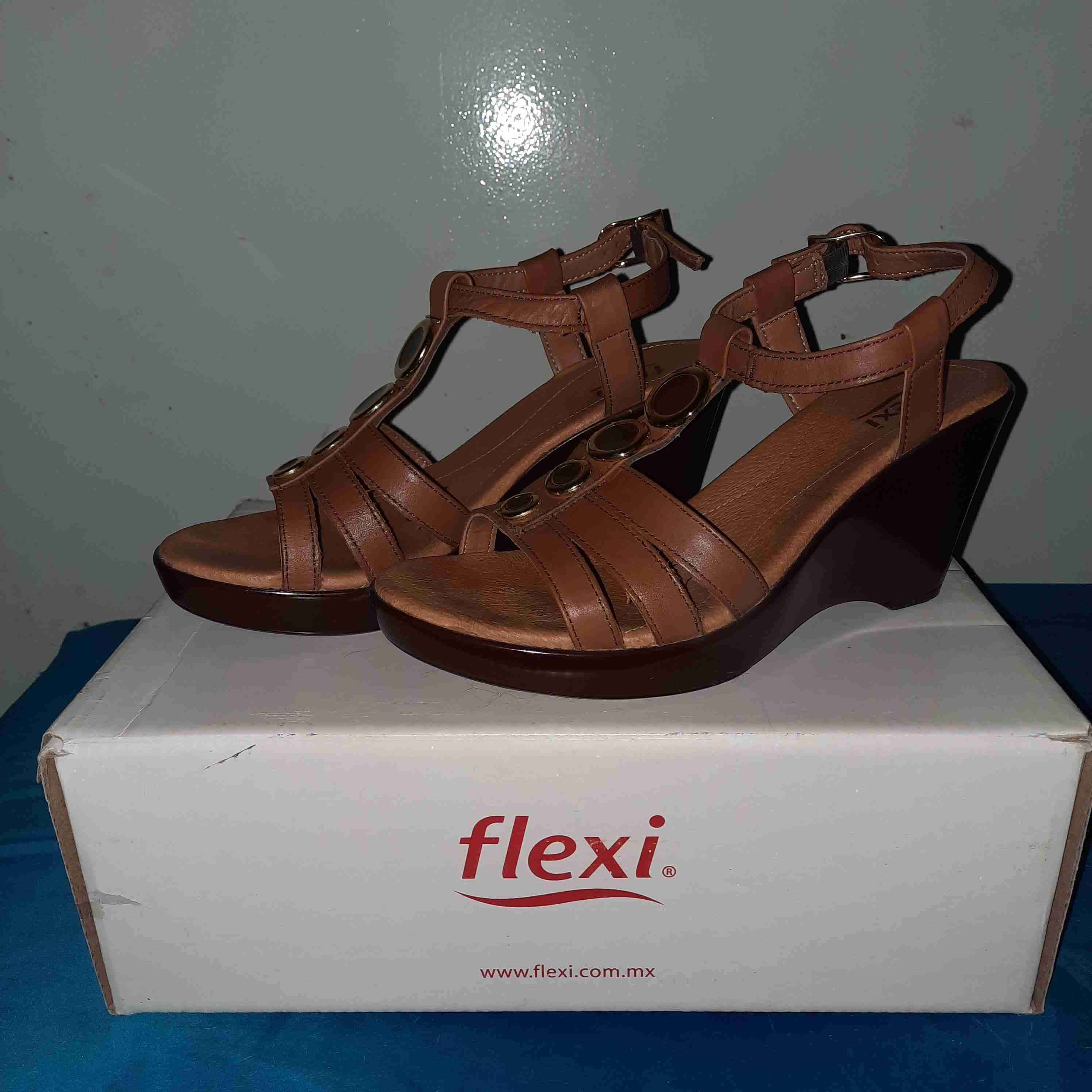 Sandalias marrones Flexi con tacón