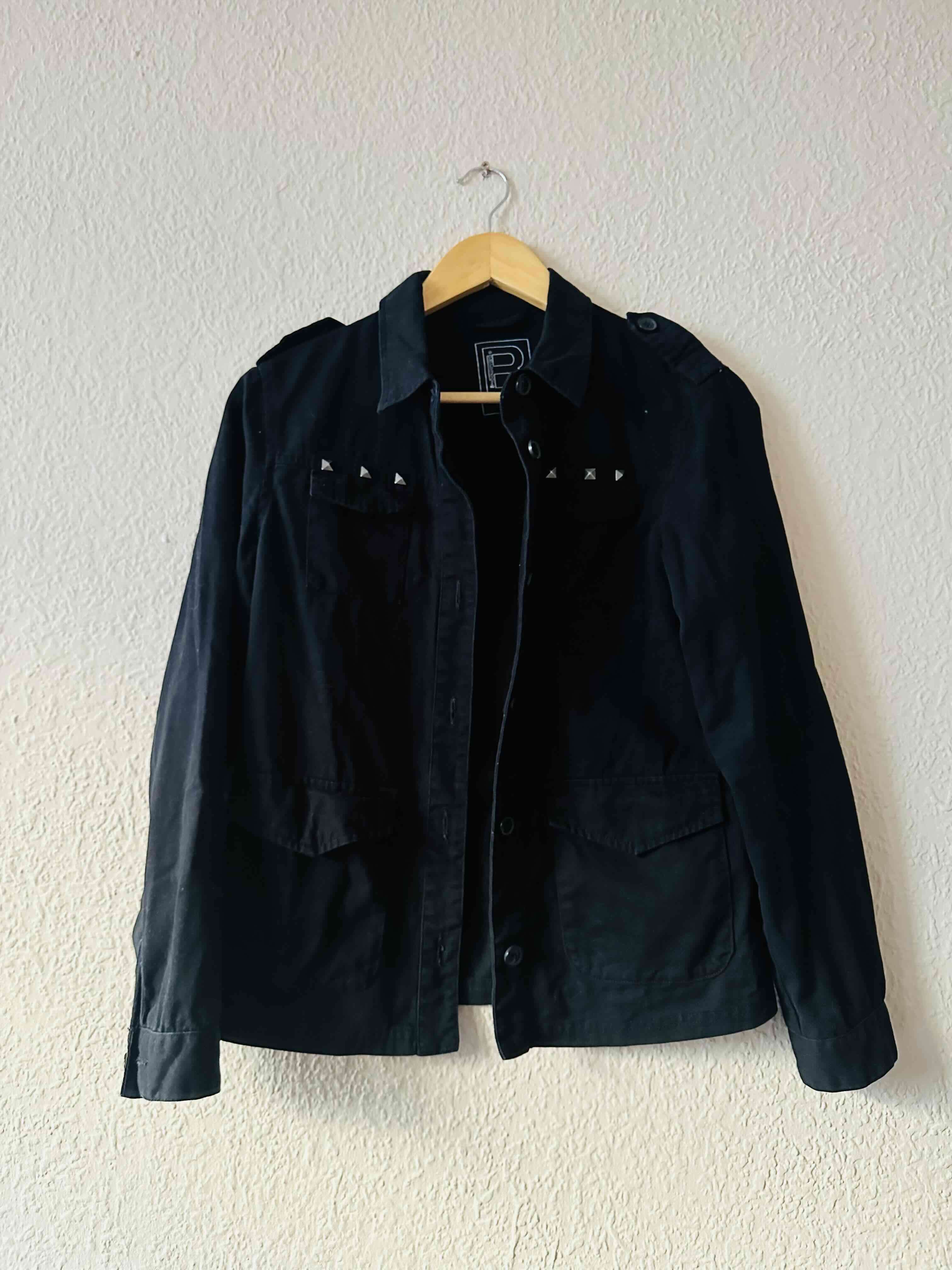 Chaqueta negra con tachas