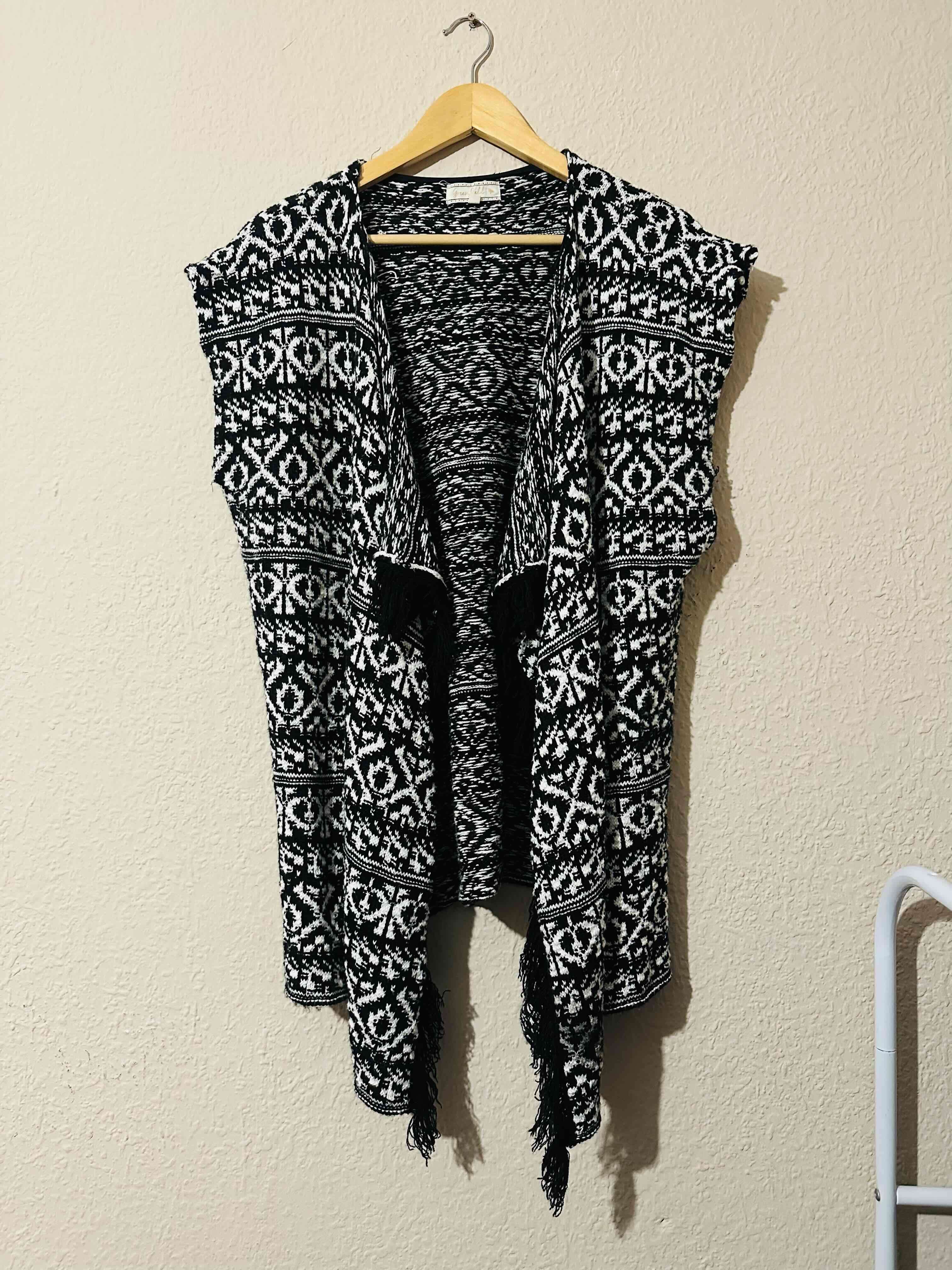 Chaleco tejido blanco y negro