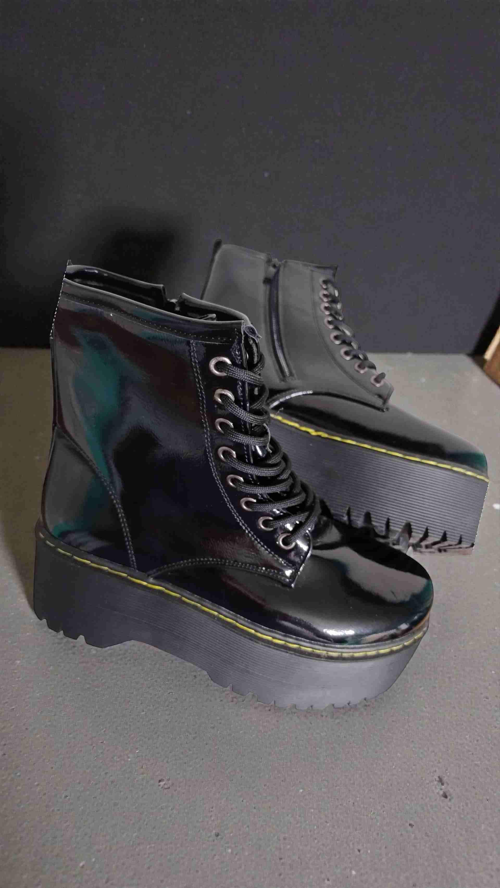 Botas negras de charol con plataforma