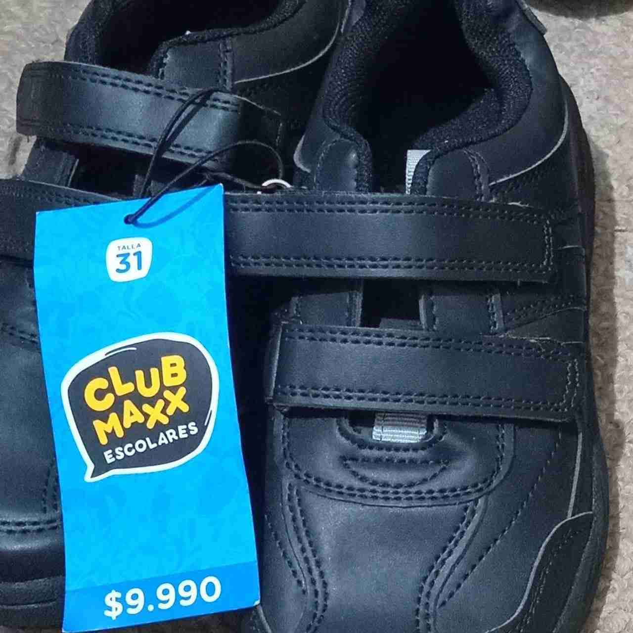 Zapatos escolares 31 Club Maxx nuevos