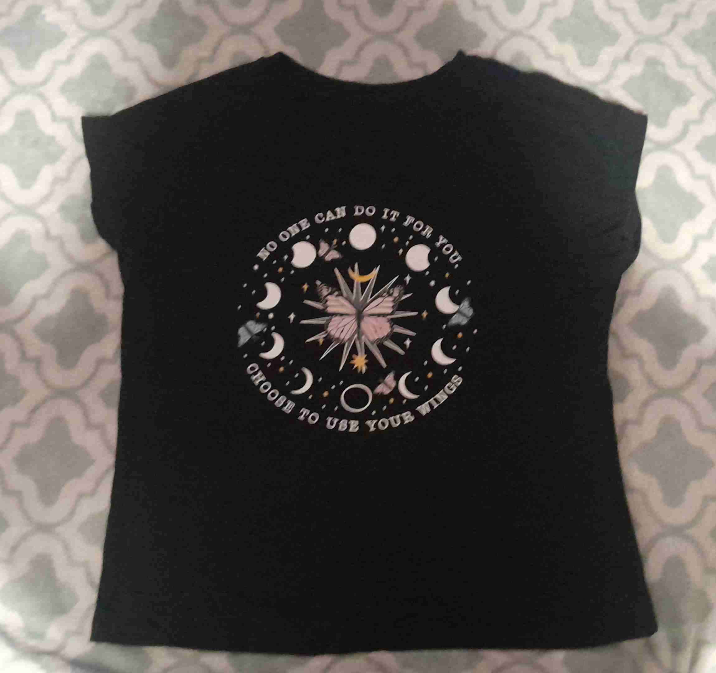 Polera negra con diseño de lunas