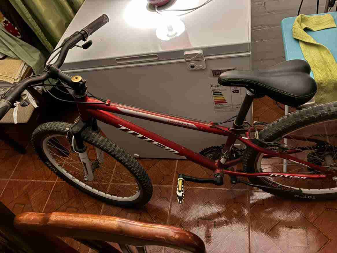 Bicicleta de montaña roja - miniatura 3