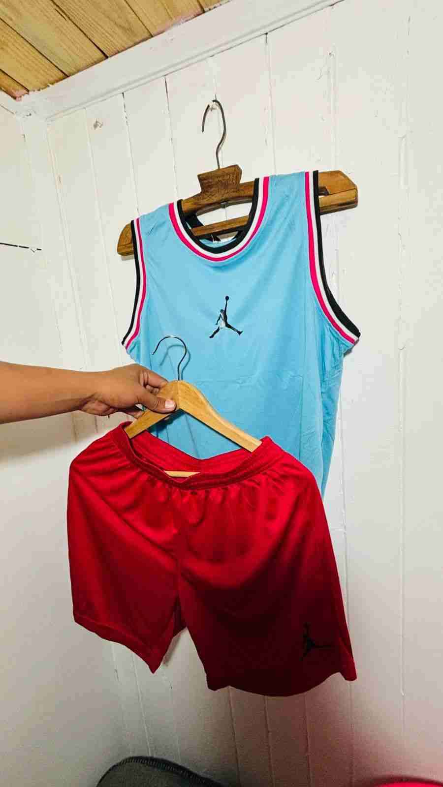 Conjunto deportivo azul y rojo